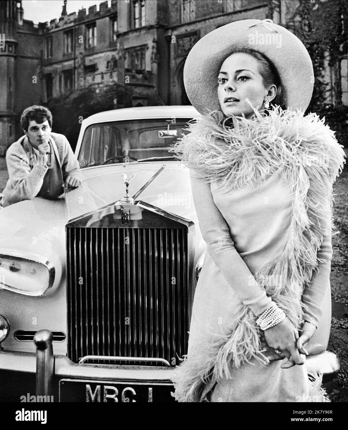 Robin Phillips & Genevieve Page Film: Decline and Fall of A Birdwatcher (1967) Charaktere: Paul Pennyfeather, Margot Beste-Chetwynde Regie: John Krish 25 September 1968 **WARNUNG** Dieses Foto ist nur für redaktionelle Verwendung bestimmt und unterliegt dem Copyright von 20 CENTURY FOX und/oder des Fotografen, der von der Film- oder Produktionsfirma beauftragt wurde, und kann nur durch Publikationen im Zusammenhang mit der Bewerbung des oben genannten Films reproduziert werden. Eine obligatorische Gutschrift an 20 CENTURY FOX ist erforderlich. Der Fotograf sollte auch bei Bekanntwerden des Fotos gutgeschrieben werden. Eine kommerzielle Nutzung kann ohne schriftliche Genehmigung von Th Stockfoto