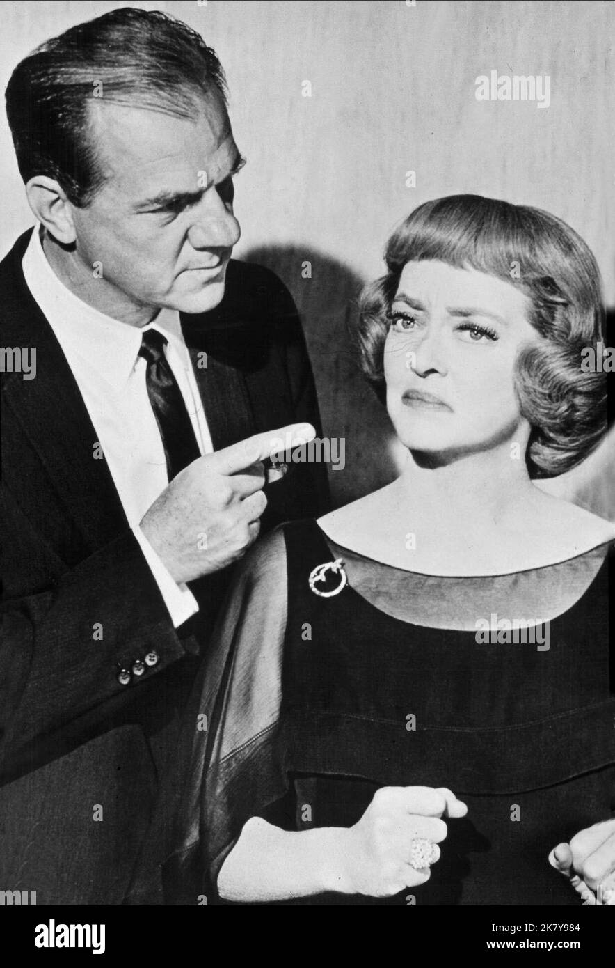 Karl Malden & Bette Davis Film: Dead Ringer; Dead Image (1968) Charaktere: Sergeant Jim Hobbson, Margaret DeLorca / Edith Phillips Regie: Paul Henreid 19 February 1964 **WARNUNG** Dieses Foto ist nur für den redaktionellen Gebrauch bestimmt und unterliegt dem Copyright von BUCKMAN und/oder des Fotografen, der von der Film- oder Produktionsfirma beauftragt wurde, und kann nur von Publikationen im Zusammenhang mit der Bewerbung des oben genannten Films reproduziert werden. Eine obligatorische Gutschrift an BUCKMAN ist erforderlich. Der Fotograf sollte auch bei Bekanntwerden des Fotos gutgeschrieben werden. Ohne schriftliche Genehmigung der Film Company kann keine kommerzielle Nutzung gewährt werden. Stockfoto