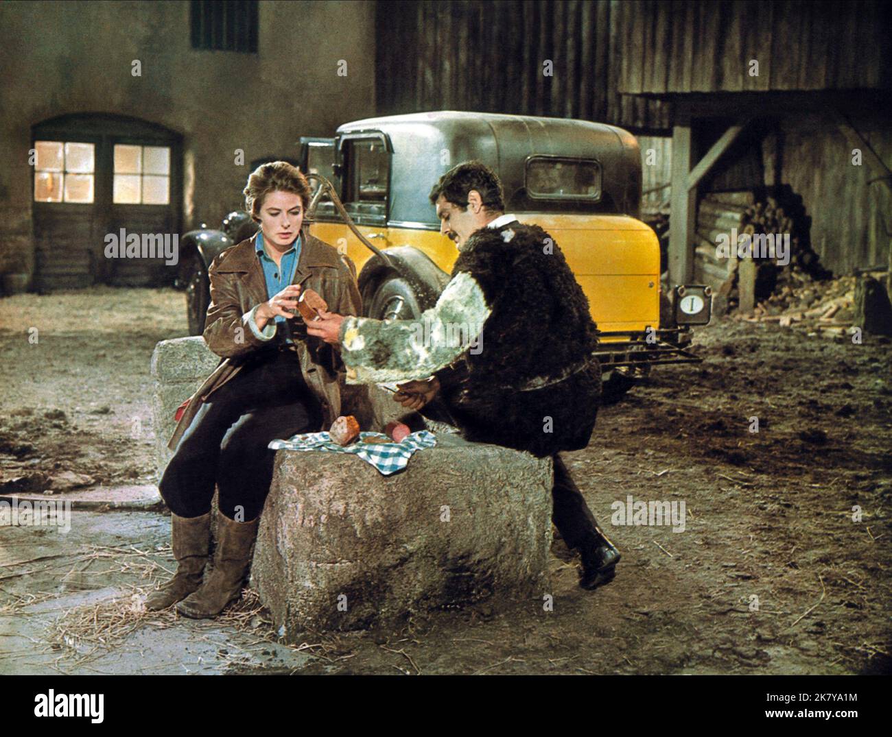 Ingrid Bergman & Omar Sharif Film The Yellow Rolls-Royce (UK 1964) Charaktere: Gerda Millett, Davich Regie: Anthony Asquith 31. Dezember 1964 **WARNUNG** dieses Foto ist nur für redaktionelle Zwecke bestimmt und unterliegt dem Copyright von MGM und/oder dem Fotografen, der von der Film or Production Company zugewiesen wurde. Es kann nur durch Veröffentlichungen in Verbindung mit der Werbung für den oben genannten Film reproduziert werden. Eine obligatorische Gutschrift an MGM ist erforderlich. Der Fotograf sollte ebenfalls angerechnet werden, wenn er bekannt ist. Ohne schriftliche Genehmigung der Film Company kann keine kommerzielle Nutzung gewährt werden. Stockfoto