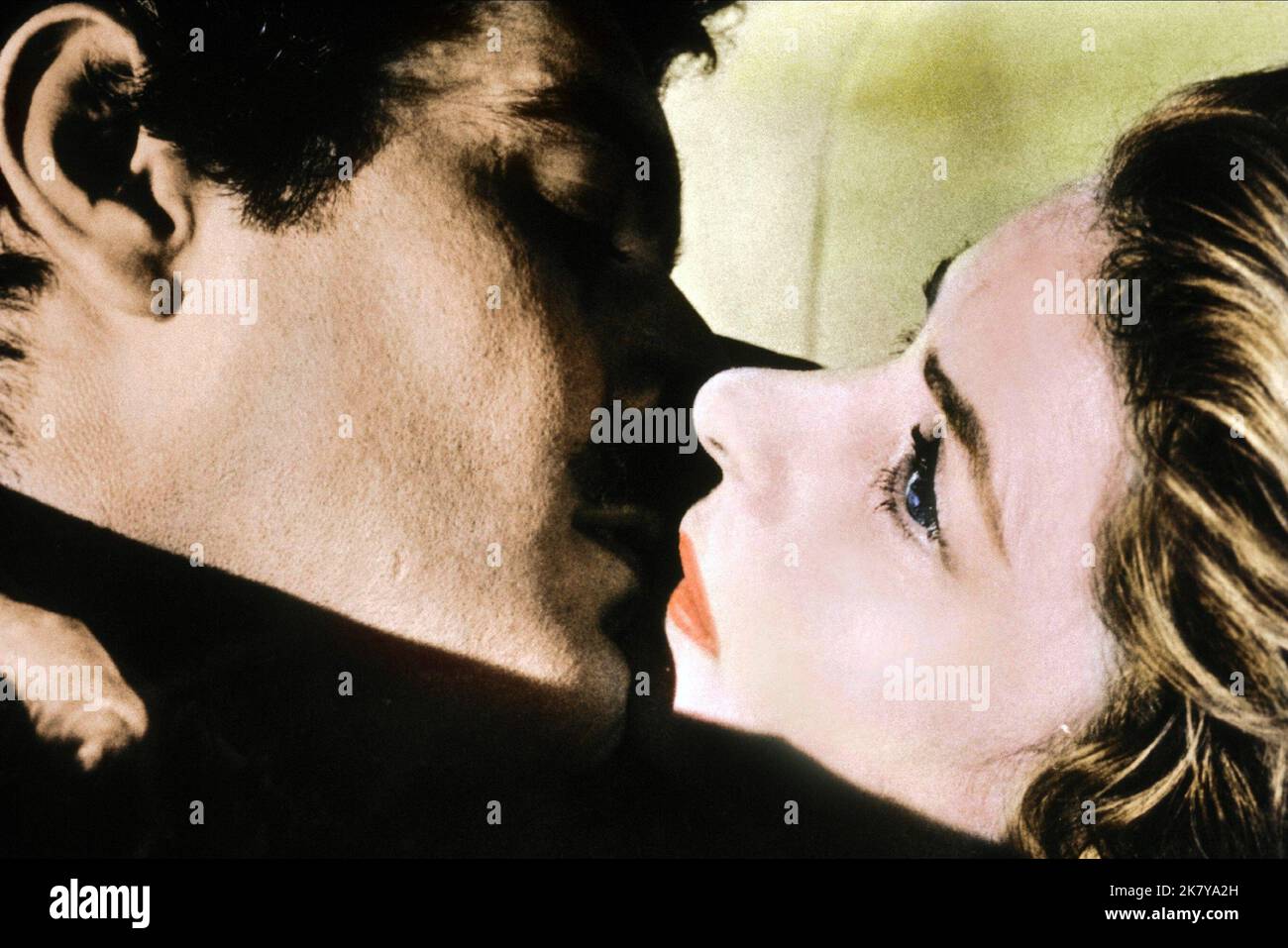 Omar Sharif & Ingrid Bergman Film The Yellow Rolls-Royce (UK 1964) Charaktere: Davich, Gerda Millett Regie: Anthony Asquith 31. Dezember 1964 **WARNUNG** dieses Foto ist nur für redaktionelle Zwecke bestimmt und unterliegt dem Copyright von MGM und/oder dem Fotografen, der von der Film or Production Company zugewiesen wurde. Es kann nur durch Veröffentlichungen in Verbindung mit der Werbung für den oben genannten Film reproduziert werden. Eine obligatorische Gutschrift an MGM ist erforderlich. Der Fotograf sollte ebenfalls angerechnet werden, wenn er bekannt ist. Ohne schriftliche Genehmigung der Film Company kann keine kommerzielle Nutzung gewährt werden. Stockfoto