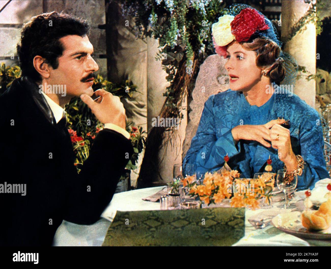 Omar Sharif & Ingrid Bergman Film The Yellow Rolls-Royce (UK 1964) Charaktere: Davich, Gerda Millett Regie: Anthony Asquith 31. Dezember 1964 **WARNUNG** dieses Foto ist nur für redaktionelle Zwecke bestimmt und unterliegt dem Copyright von MGM und/oder dem Fotografen, der von der Film or Production Company zugewiesen wurde. Es kann nur durch Veröffentlichungen in Verbindung mit der Werbung für den oben genannten Film reproduziert werden. Eine obligatorische Gutschrift an MGM ist erforderlich. Der Fotograf sollte ebenfalls angerechnet werden, wenn er bekannt ist. Ohne schriftliche Genehmigung der Film Company kann keine kommerzielle Nutzung gewährt werden. Stockfoto