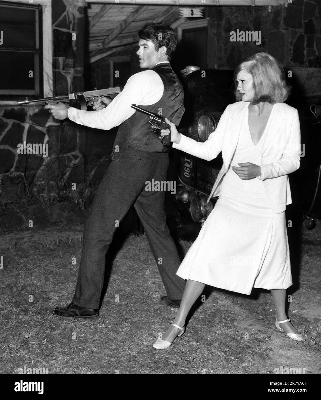 Warren Beatty & Faye Dunaway Film Bonnie and Clyde (USA 1967) Charaktere: Clyde Barrow, Bonnie Parker Regie: Arthur Penn 18. Juli 1967 **WARNUNG** dieses Foto ist nur für redaktionelle Zwecke bestimmt und ist urheberrechtlich geschützt von WARNER BROS. Und/oder dem von der Film- oder Produktionsgesellschaft beauftragten Fotografen und dürfen nur durch Veröffentlichungen in Verbindung mit der Werbung für den oben genannten Film reproduziert werden. Eine obligatorische Gutschrift an WARNER BROS. Ist erforderlich. Der Fotograf sollte ebenfalls angerechnet werden, wenn er bekannt ist. Ohne schriftliche Genehmigung der Film Company kann keine kommerzielle Nutzung gewährt werden. Stockfoto