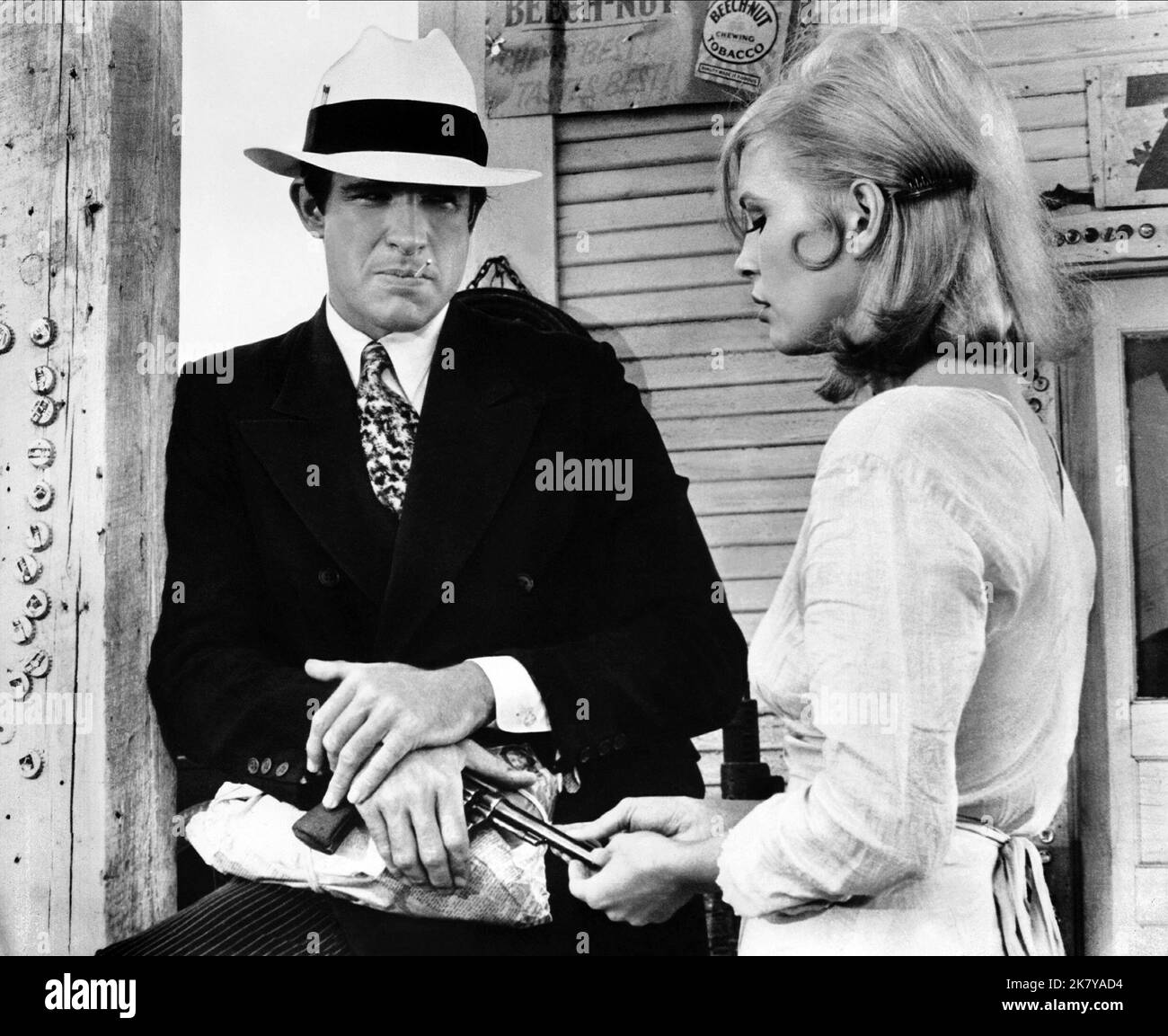 Warren Beatty & Faye Dunaway Film Bonnie and Clyde (USA 1967) Charaktere: Clyde Barrow, Bonnie Parker Regie: Arthur Penn 18. Juli 1967 **WARNUNG** dieses Foto ist nur für redaktionelle Zwecke bestimmt und ist urheberrechtlich geschützt von WARNER BROS. Und/oder dem von der Film- oder Produktionsgesellschaft beauftragten Fotografen und dürfen nur durch Veröffentlichungen in Verbindung mit der Werbung für den oben genannten Film reproduziert werden. Eine obligatorische Gutschrift an WARNER BROS. Ist erforderlich. Der Fotograf sollte ebenfalls angerechnet werden, wenn er bekannt ist. Ohne schriftliche Genehmigung der Film Company kann keine kommerzielle Nutzung gewährt werden. Stockfoto