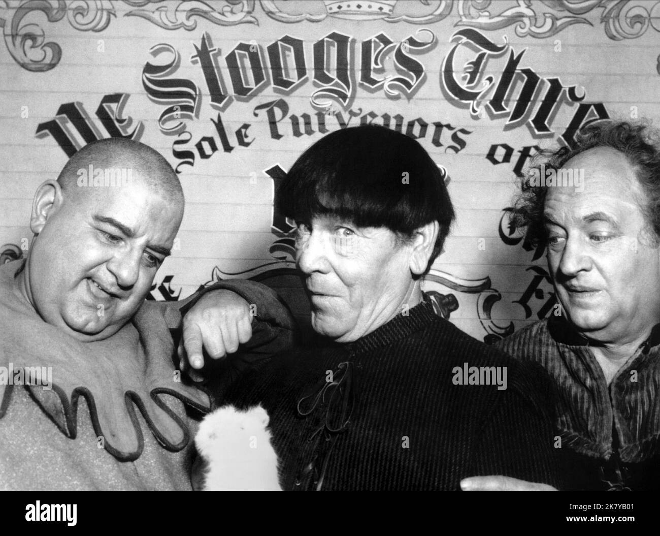 Joe Derita, Moe Howard & Larry Fine Film: Snow White and the Three Stooges (USA 1961) Charaktere: Curly-Joe, Moe, Larry Regie: Walter lang 26 May 1961 **WARNUNG** Dieses Foto ist nur für redaktionelle Verwendung bestimmt und unterliegt dem Copyright von 20. CENTURY FOX und/oder des Fotografen, der von der Film- oder Produktionsfirma beauftragt wurde und darf nur durch Publikationen im Zusammenhang mit der Bewerbung des oben genannten Films reproduziert werden. Eine obligatorische Gutschrift an 20. CENTURY FOX ist erforderlich. Der Fotograf sollte auch bei Bekanntwerden des Fotos gutgeschrieben werden. Ohne schriftliche Genehmigung der Film Company kann keine kommerzielle Nutzung gewährt werden Stockfoto