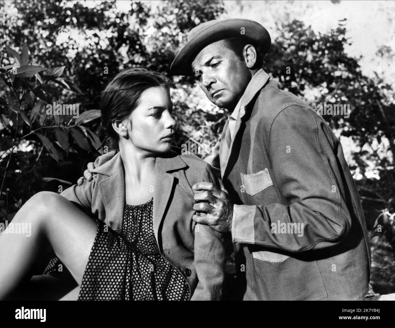 Key Meersman & Zachary Scott Film: The Young One (1961) Charaktere: Evalyn, Miller Regie: Luis Bunuel 18 May 1960 **WARNUNG** Dieses Foto ist nur für redaktionelle Zwecke bestimmt und unterliegt dem Copyright von PRODUCCIONES OLMECA und/oder des Fotografen, der von der Film- oder Produktionsfirma beauftragt wurde, und kann nur durch Publikationen im Zusammenhang mit der Bewerbung des oben genannten Films reproduziert werden. Eine obligatorische Gutschrift an PRODUCCIONES OLMECA ist erforderlich. Der Fotograf sollte auch bei Bekanntwerden des Fotos gutgeschrieben werden. Ohne schriftliche Genehmigung der Film Company kann keine kommerzielle Nutzung gewährt werden. Stockfoto