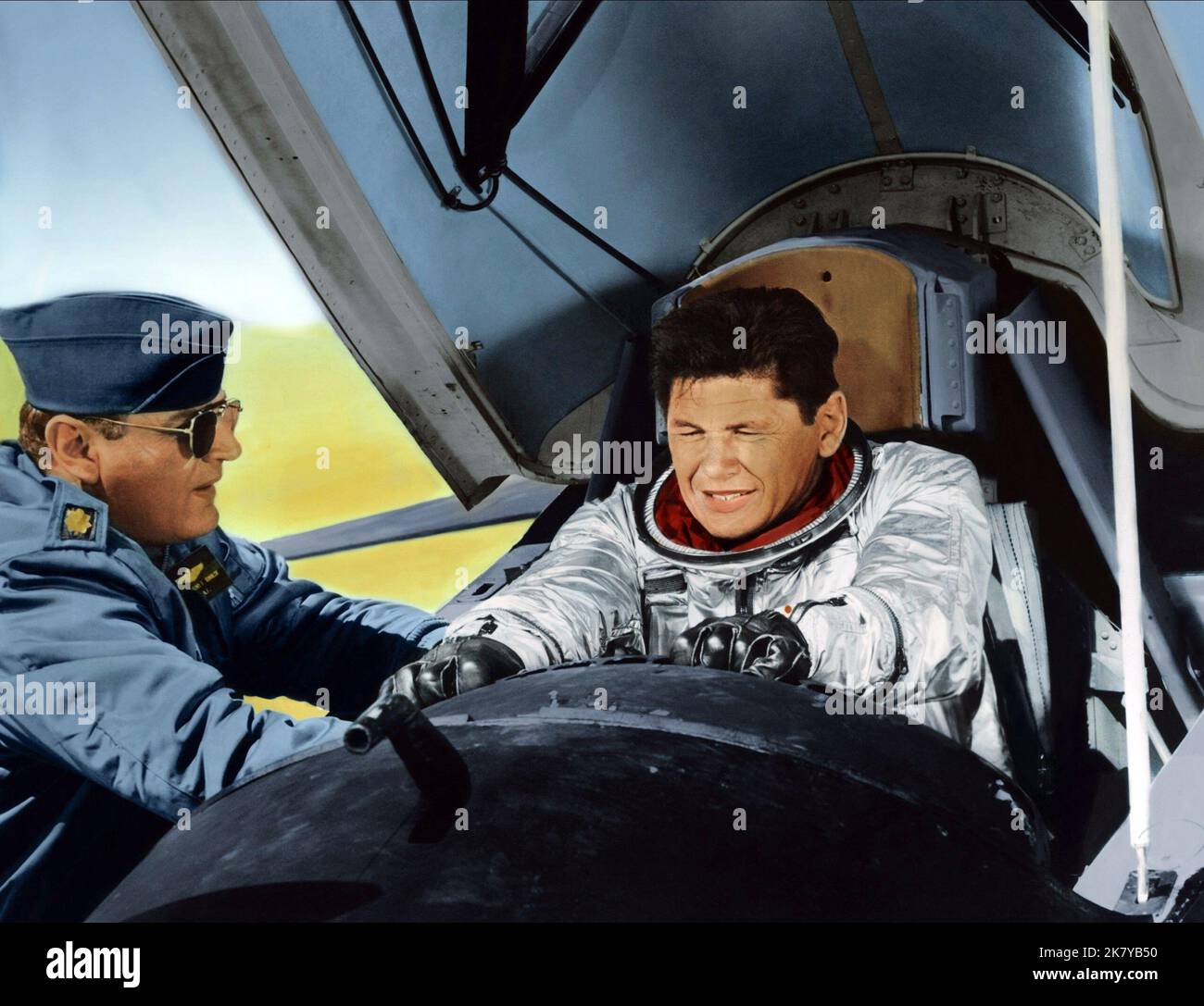 Brad Dexter & Charles Bronson Film: X-15 (1961) Charaktere: Maj. Anthony Rinaldi, LT. Col. Lee Brandon Regie: Richard Donner 22. Dezember 1961 **WARNUNG** Dieses Foto ist nur für redaktionelle Verwendung bestimmt und unterliegt dem Copyright von METRO-GOLDWYN-MAYER und/oder des Fotografen, der von der Film- oder Produktionsfirma beauftragt wurde und darf nur durch Publikationen im Zusammenhang mit der Bewerbung des oben genannten Films reproduziert werden. Eine obligatorische Gutschrift an METRO-GOLDWYN-MAYER ist erforderlich. Der Fotograf sollte auch bei Bekanntwerden des Fotos gutgeschrieben werden. Ohne schriftliche Genehmigung der Film Company kann keine kommerzielle Nutzung gewährt werden. Stockfoto