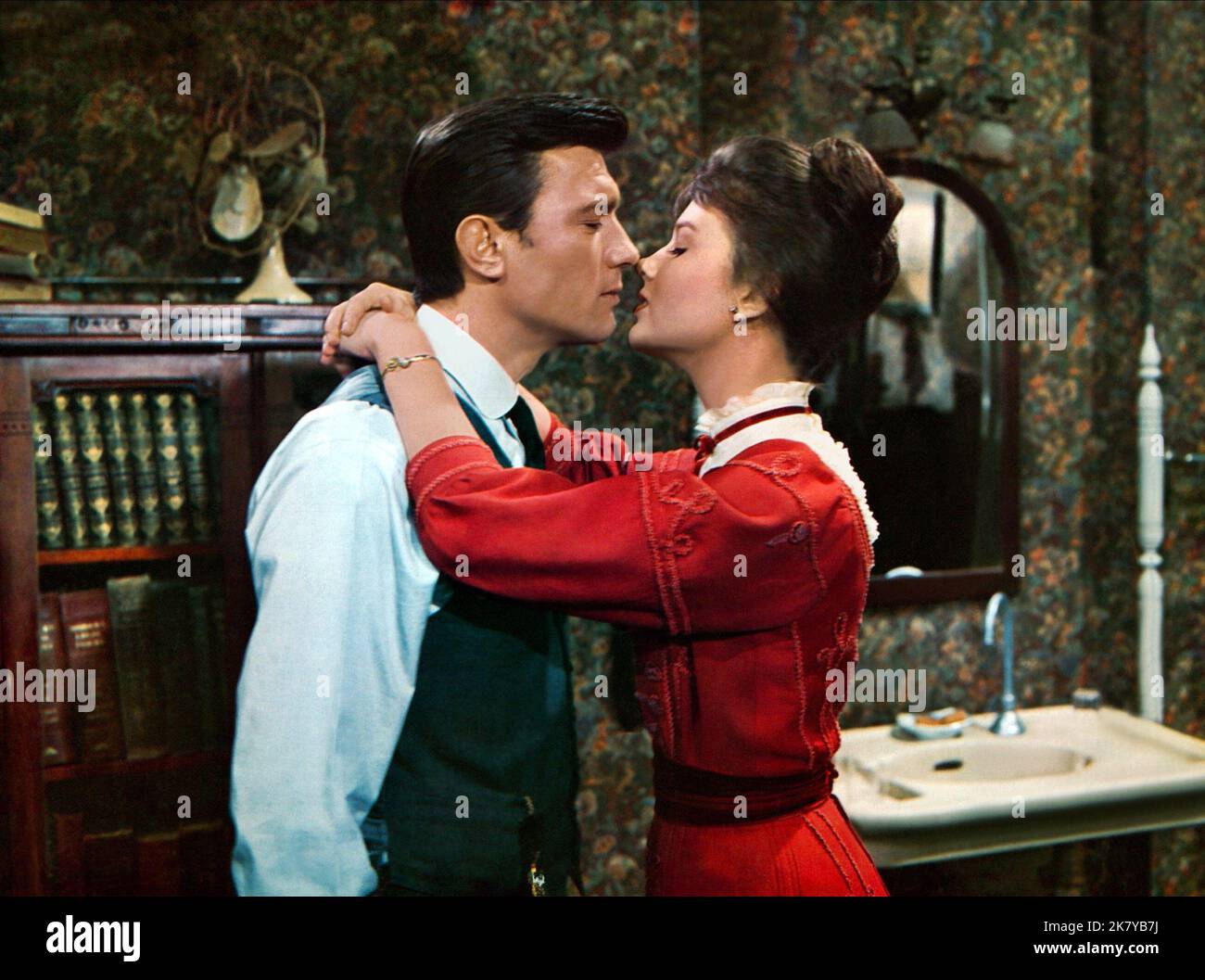 Laurence Harvey & Pamela Tiffin Film Summer and Smoke (1964) Charaktere: John Buchanan, Jr, Nellie Ewell Regie: Peter Glenville 16. November 1961 **WARNUNG** dieses Foto ist nur für redaktionelle Zwecke bestimmt und unterliegt dem Urheberrecht von PARAMOUNT und/oder dem Fotografen, der von der Film or Production Company zugewiesen wurde, und kann nur durch Veröffentlichungen in Verbindung mit der Werbung für den oben genannten Film reproduziert werden. Es ist eine obligatorische Gutschrift bis ÜBERGEORDNETEN BETRAG erforderlich. Der Fotograf sollte ebenfalls angerechnet werden, wenn er bekannt ist. Ohne schriftliche Genehmigung der Film Company kann keine kommerzielle Nutzung gewährt werden. Stockfoto