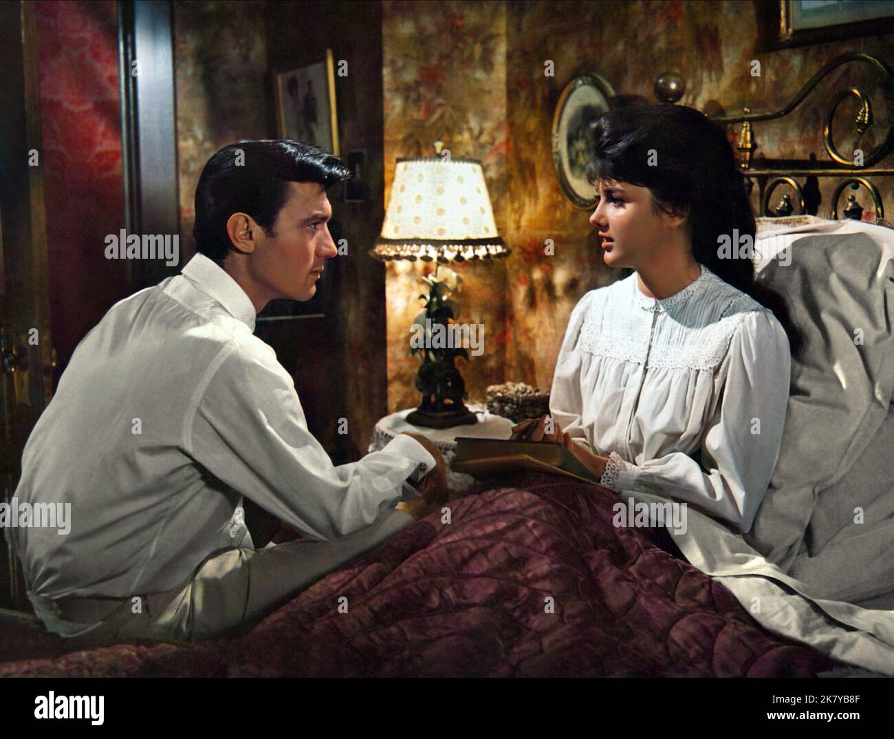 Laurence Harvey & Pamela Tiffin Film Summer and Smoke (1961) Charaktere: John Buchanan, Jr, Nellie Ewell Regie: Peter Glenville 16. November 1961 **WARNUNG** dieses Foto ist nur für redaktionelle Zwecke bestimmt und unterliegt dem Urheberrecht von PARAMOUNT und/oder dem Fotografen, der von der Film or Production Company zugewiesen wurde, und kann nur durch Veröffentlichungen in Verbindung mit der Werbung für den oben genannten Film reproduziert werden. Es ist eine obligatorische Gutschrift bis ÜBERGEORDNETEN BETRAG erforderlich. Der Fotograf sollte ebenfalls angerechnet werden, wenn er bekannt ist. Ohne schriftliche Genehmigung der Film Company kann keine kommerzielle Nutzung gewährt werden. Stockfoto