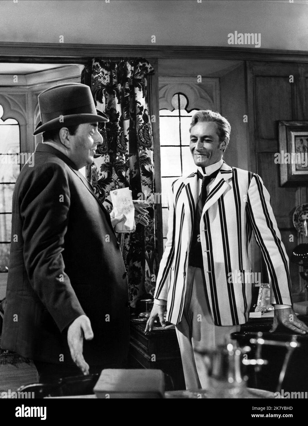 Robert Morley & John Neville Film Oscar Wilde (1960) Charaktere: Oscar Wilde, Lord Alfred Douglas Regie: Gregory Ratoff 01. Mai 1960 **WARNUNG** dieses Foto ist nur für redaktionelle Zwecke bestimmt und unterliegt dem Urheberrecht und/oder dem von der Film or Production Company zugewiesenen Fotografen und kann nur durch Veröffentlichungen in Verbindung mit der Promotion des obigen Films reproduziert werden. Es ist eine obligatorische Gutschrift für den ZUGANG erforderlich. Der Fotograf sollte ebenfalls angerechnet werden, wenn er bekannt ist. Ohne schriftliche Genehmigung der Film Company kann keine kommerzielle Nutzung gewährt werden. Stockfoto