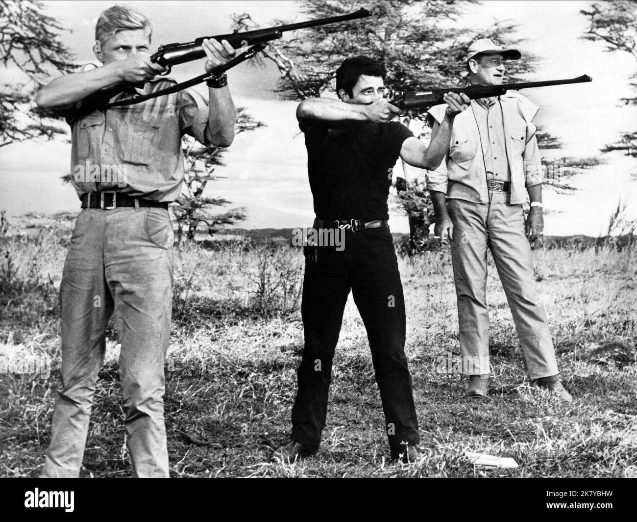 Hardy Kruger, Gerard Blain & John Wayne Film: Hatari! (1962) Charaktere: Kurt Muller (als Hardy Kruger), Charles 'Chips' Maurey (als Gerard Blain), Sean Mercer Regisseur: Howard Hawks 19 June 1962 **WARNUNG** Dieses Foto ist nur für redaktionelle Verwendung bestimmt und unterliegt dem Copyright von MALABAR und/oder dem Fotografen, der von der Film- oder Produktionsfirma beauftragt wurde, und kann nur von Publikationen im Zusammenhang mit der Bewerbung des oben genannten Films reproduziert werden. Eine obligatorische Gutschrift an MALABAR ist erforderlich. Der Fotograf sollte auch bei Bekanntwerden des Fotos gutgeschrieben werden. Ohne schriftliche Genehmigung kann keine kommerzielle Nutzung gewährt werden Stockfoto