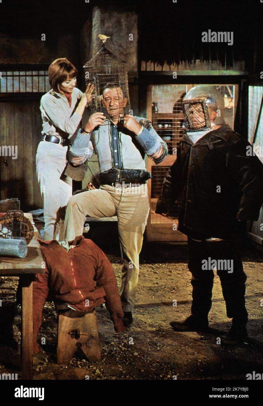 Elsa Martinelli, John Wayne & Hardy Kruger Film: Hatari! (1962) Charaktere: Anna Maria 'Dallas' D'Allesandro, Sean Mercer, Kurt Muller (als Hardy Kruger) Regie: Howard Hawks 19 June 1962 **WARNUNG** Dieses Foto ist nur für redaktionelle Verwendung bestimmt und unterliegt dem Copyright von MALABAR und/oder dem Fotografen, der von der Film- oder Produktionsfirma beauftragt wurde, und kann nur von Publikationen im Zusammenhang mit der Bewerbung des oben genannten Films reproduziert werden. Eine obligatorische Gutschrift an MALABAR ist erforderlich. Der Fotograf sollte auch bei Bekanntwerden des Fotos gutgeschrieben werden. Eine kommerzielle Nutzung kann ohne schriftliche Genehmigung von nicht gewährt werden Stockfoto