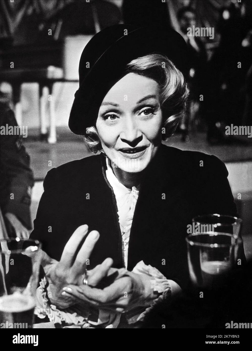 Marlene Dietrich Film: Urteil in Nürnberg; Urteil in Nürnberg (USA 1963) Charaktere: Frau Bertholt Regie: Stanley Kramer 14 December 1961 **WARNUNG** Dieses Foto ist nur für den redaktionellen Gebrauch bestimmt und unterliegt dem Copyright von UNITED ARTISTS und/oder dem Fotografen, der von der Film- oder Produktionsfirma beauftragt wurde und darf nur von Publikationen im Zusammenhang mit der Bewerbung des oben genannten Films reproduziert werden. Eine obligatorische Gutschrift für UNITED ARTISTS ist erforderlich. Der Fotograf sollte auch bei Bekanntwerden des Fotos gutgeschrieben werden. Ohne schriftliche Genehmigung der Film Company kann keine kommerzielle Nutzung gewährt werden. Stockfoto