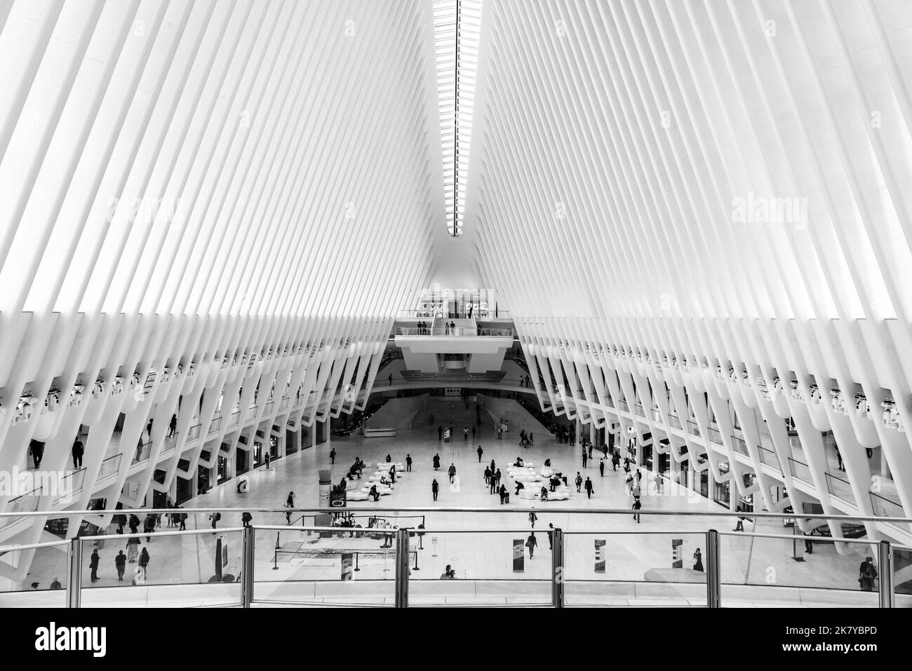 New York City, USA - 17. September 2022 Interieur einer U-Bahn-Station neben dem World Trade Center in Schwarz-Weiß Stockfoto