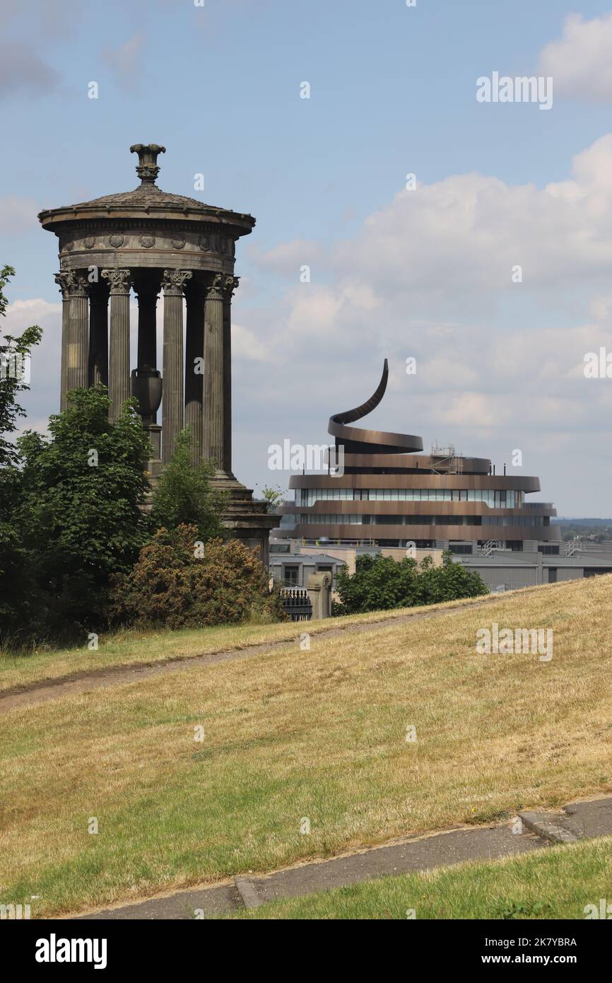 Dugald Stewart Monument auf Calton Hill und W Hotel Edinburgh Schottland Juni 2022 Stockfoto