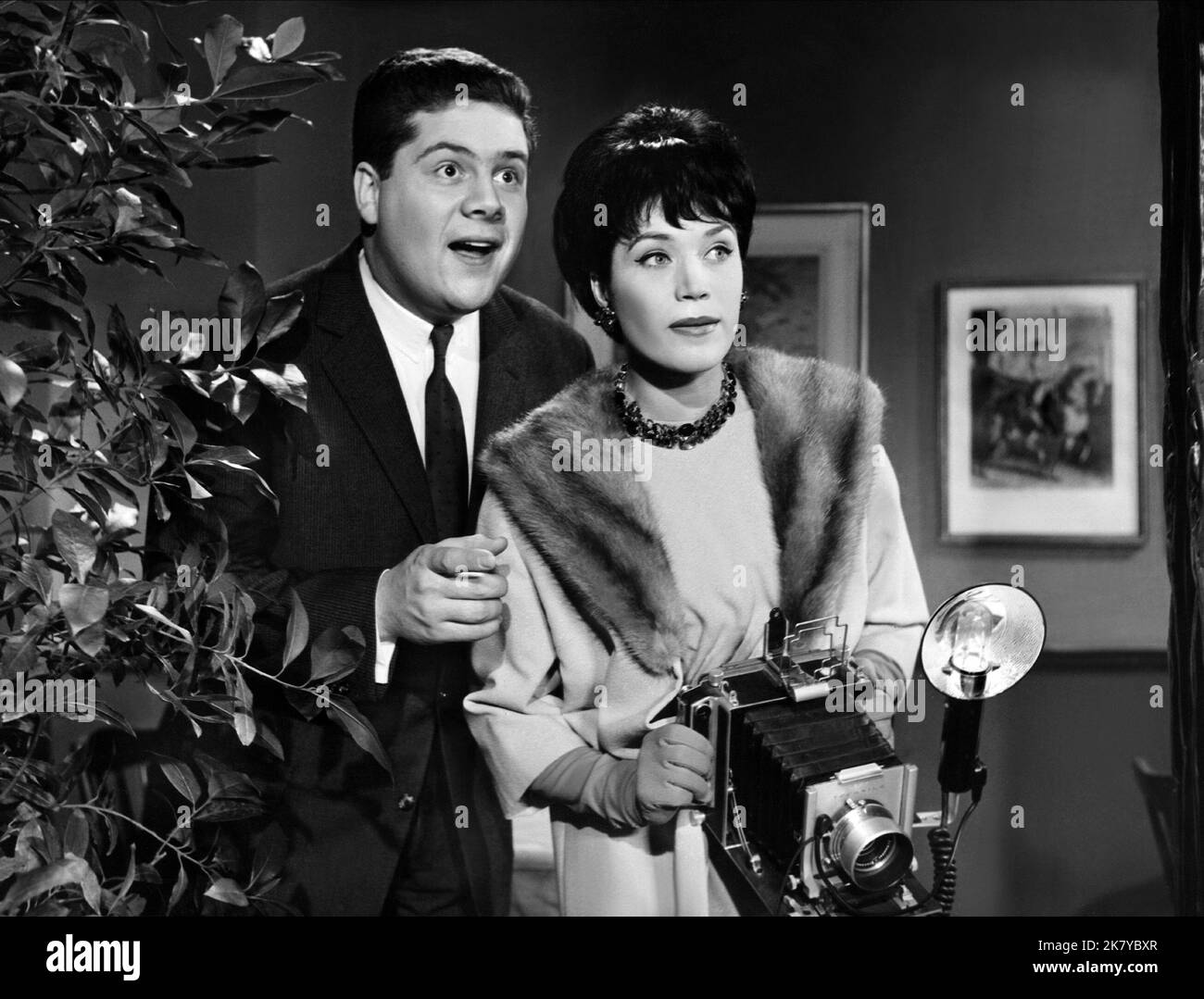 Bill Ramsey & Barbara Saade Film Cafe Oriental (DE 1962) Charaktere: Bill, Lilo Regie: Rudolf Schündler 16. Februar 1962 **WARNUNG** dieses Foto ist nur für redaktionelle Zwecke bestimmt und unterliegt dem Copyright von ALFA Film und/oder dem Fotografen, der von der Film- oder Produktionsgesellschaft beauftragt wurde. Es kann nur durch Veröffentlichungen in Verbindung mit der Werbung für den obigen Film reproduziert werden. Es ist eine obligatorische Gutschrift für ALFA Film erforderlich. Der Fotograf sollte ebenfalls angerechnet werden, wenn er bekannt ist. Ohne schriftliche Genehmigung der Film Company kann keine kommerzielle Nutzung gewährt werden. Stockfoto