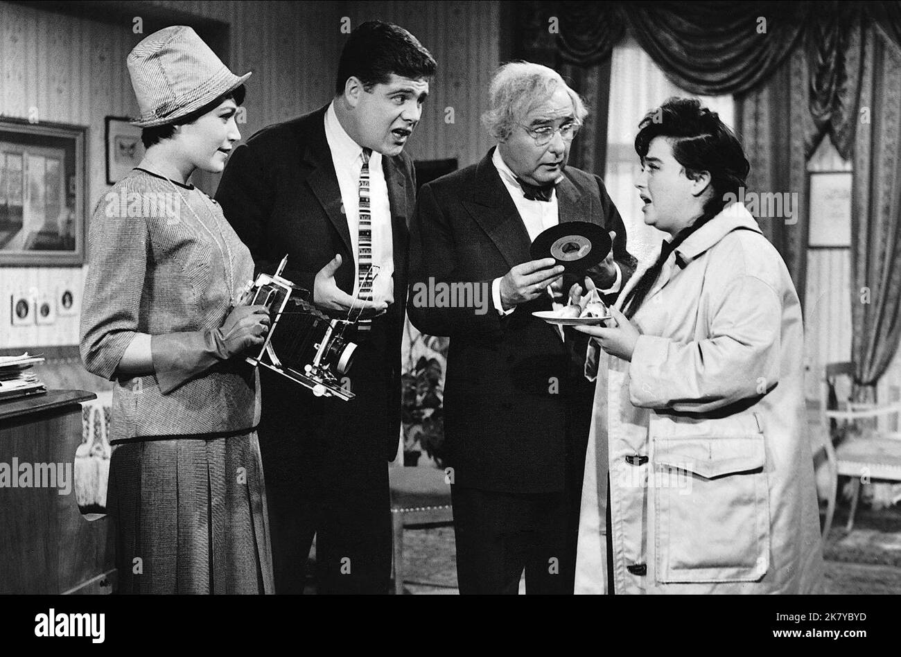 Barbara Saade, Bill Ramsey, Walter Gross & Trude Herr Film: Cafe Oriental (DE 1962) Charaktere: Lilo, Bill, Prof. Marhold, Valentine Regie: Rudolf Schündler 16. Februar 1962 **WARNUNG** Dieses Foto ist nur für redaktionelle Zwecke bestimmt und unterliegt dem Copyright von ALFA FILM und/oder dem von der Film- oder Produktionsgesellschaft beauftragten Fotografen und kann nur durch Publikationen im Zusammenhang mit der Bewerbung des oben genannten Films reproduziert werden. Eine obligatorische Gutschrift für ALFA-FILM ist erforderlich. Der Fotograf sollte auch bei Bekanntwerden des Fotos gutgeschrieben werden. Ohne schriftliche Genehmigung der Fil kann keine kommerzielle Nutzung gewährt werden Stockfoto