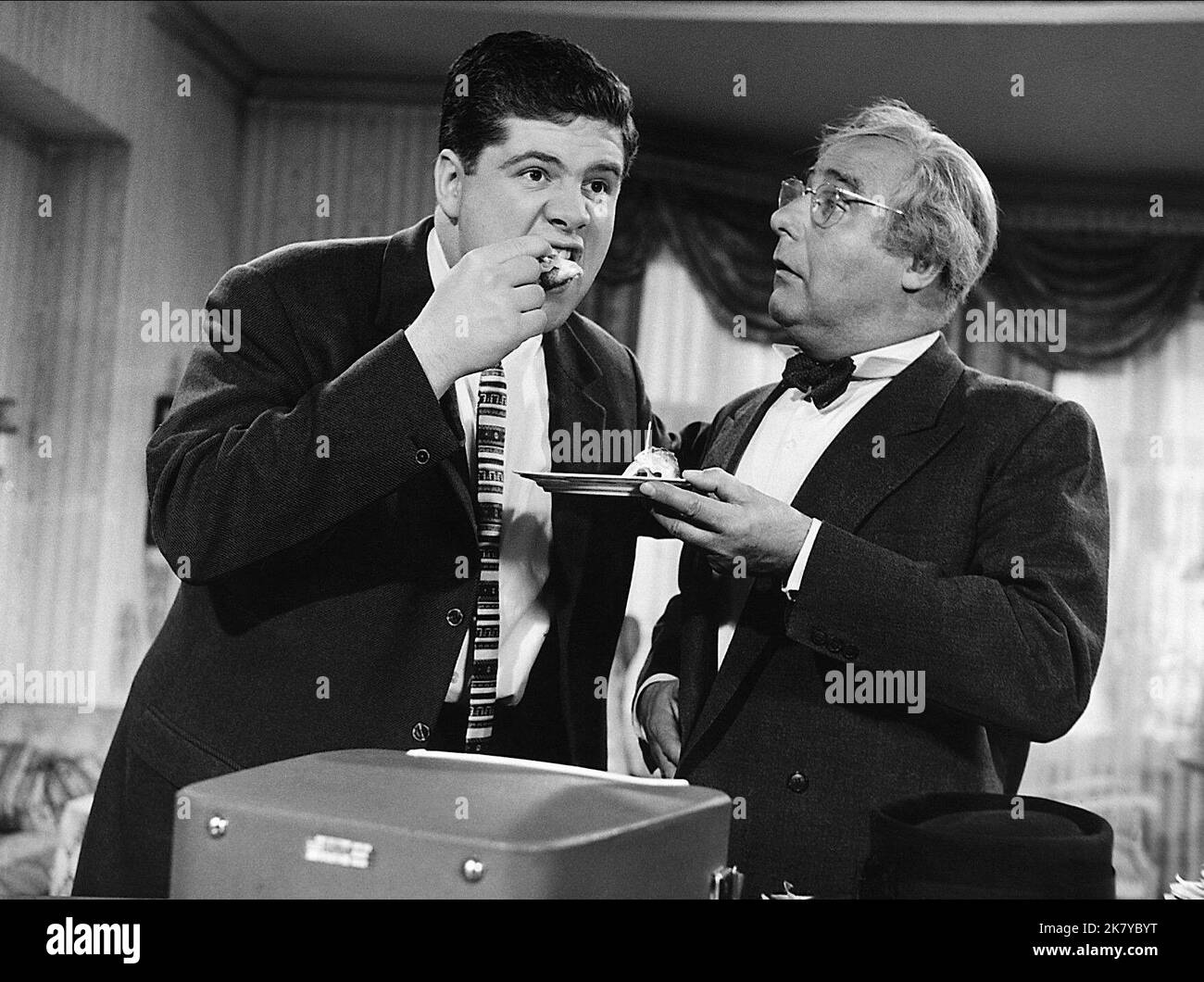 Bill Ramsey & Walter Gross Film Cafe Oriental (DE 1962) Charaktere: Bill, Prof. Marhold Regie: Rudolf Schündler 16. Februar 1962 **WARNUNG** dieses Foto ist nur für redaktionelle Zwecke bestimmt und ist urheberrechtlich geschützt von ALFA Film und/oder dem von der Film- oder Produktionsgesellschaft beauftragten Fotografen und kann nur durch Veröffentlichungen in Verbindung mit der Werbung für den obigen Film reproduziert werden. Es ist eine obligatorische Gutschrift für ALFA Film erforderlich. Der Fotograf sollte ebenfalls angerechnet werden, wenn er bekannt ist. Ohne schriftliche Genehmigung der Film Company kann keine kommerzielle Nutzung gewährt werden. Stockfoto