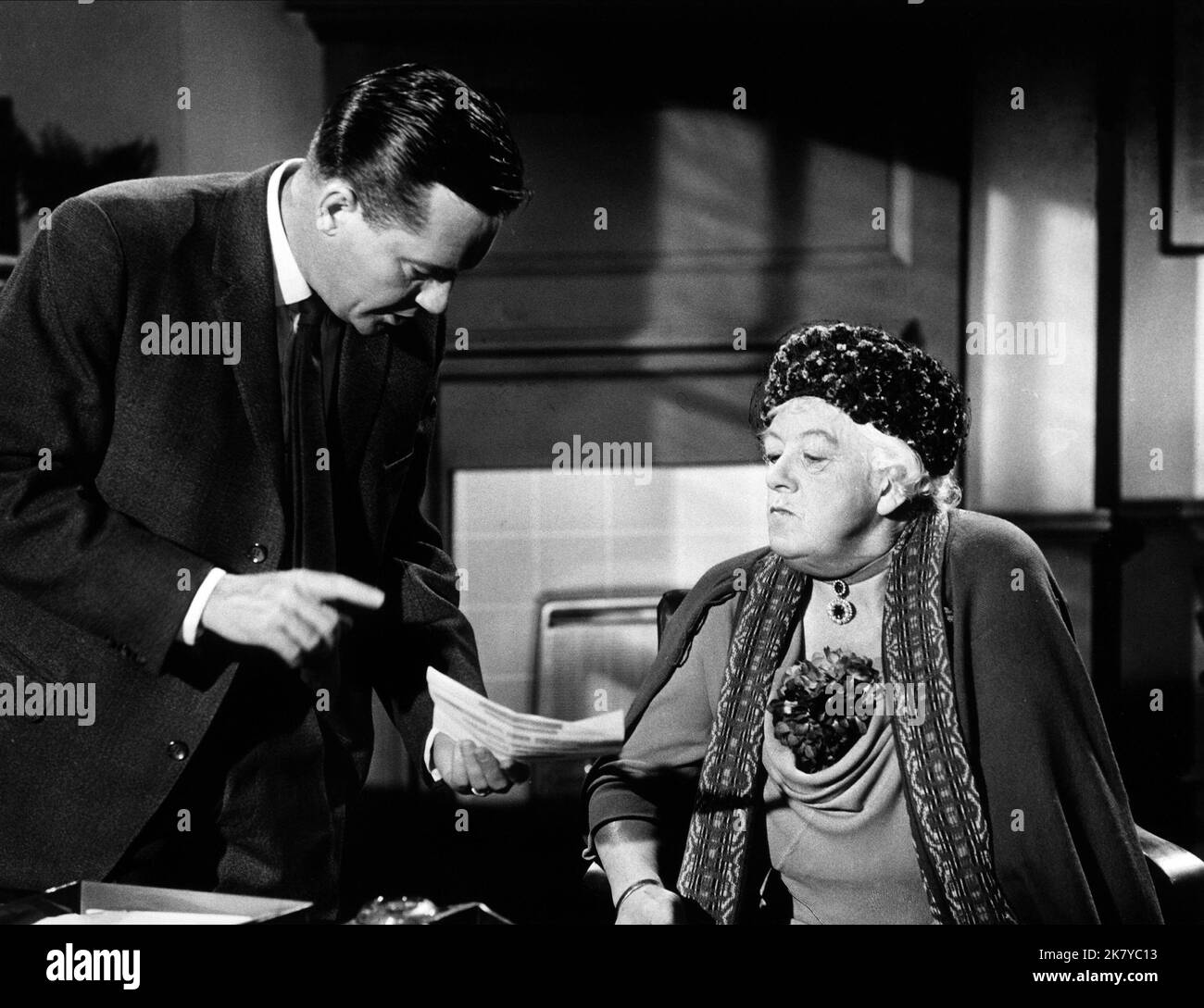 Charles 'Bud' Tingwell & Margaret Rutherford Film: Murder Most Foul (UK 1964) Charaktere: Inspector Craddock, Miss Jane Marple / Literaturverfilmung (nach dem Buch 'Mrs McGinty’S Dead' von Agatha Christie) Regie: George Pollock 01. September 1964 **WARNUNG** Dieses Foto ist nur für redaktionelle Zwecke bestimmt und unterliegt dem Copyright von MGM und/oder dem von der Film- oder Produktionsfirma beauftragten Fotografen und kann nur von Publikationen im Zusammenhang mit der Bewerbung des oben genannten Films reproduziert werden. Eine obligatorische Gutschrift an MGM ist erforderlich. Der Fotograf sollte auch bei Bekanntwerden des Fotos gutgeschrieben werden. Keine Kommune Stockfoto