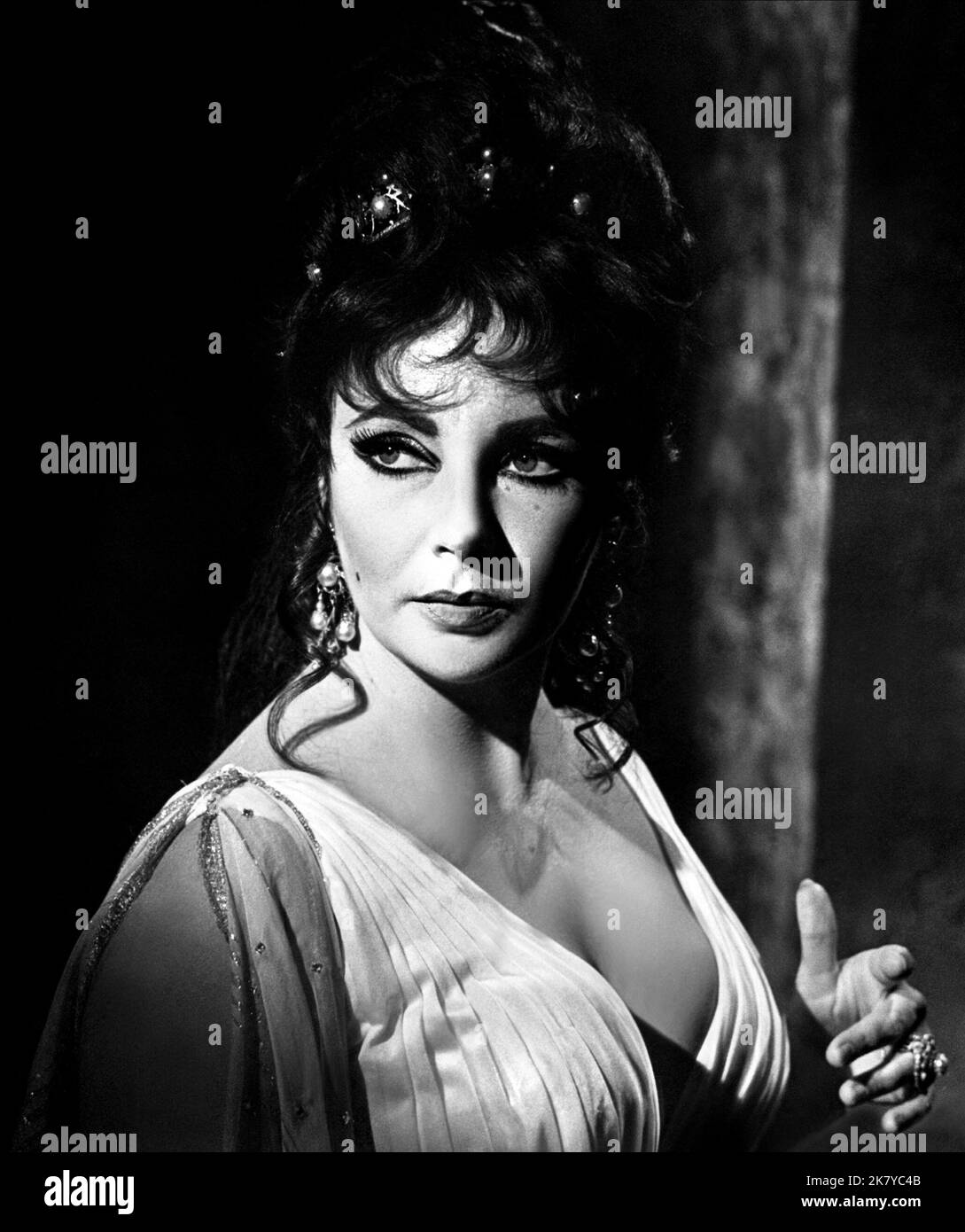 Elizabeth Taylor Film: Doctor Faustus (1967) Charaktere: Helen of Troy Regie: Nevill Coghill 10 October 1967 **WARNUNG** Dieses Foto ist nur für den redaktionellen Gebrauch bestimmt und unterliegt dem Copyright von NASSAU und/oder des Fotografen, der von der Film- oder Produktionsfirma beauftragt wurde, und kann nur durch Publikationen im Zusammenhang mit der Bewerbung des oben genannten Films reproduziert werden. Eine obligatorische Gutschrift an NASSAU ist erforderlich. Der Fotograf sollte auch bei Bekanntwerden des Fotos gutgeschrieben werden. Ohne schriftliche Genehmigung der Film Company kann keine kommerzielle Nutzung gewährt werden. Stockfoto