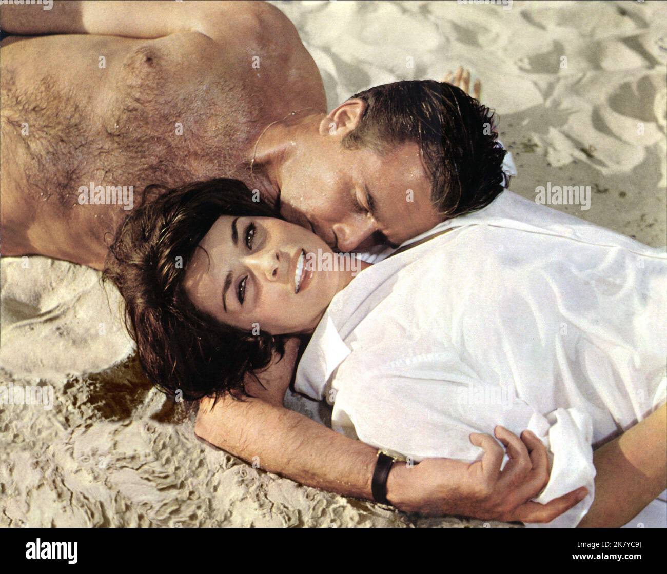 Joachim Fuchsberger & Senta Berger Film: Lange Beine, lange Finger (DE 1966) Charaktere: Robert Hammond, Doris Holberg Regie: Alfred Vohrer 26. August 1966 **WARNUNG** Dieses Foto ist nur für redaktionelle Zwecke bestimmt und unterliegt dem Copyright von RIALTO und/oder des Fotografen, der von der Film- oder Produktionsfirma beauftragt wurde, und kann nur durch Publikationen im Zusammenhang mit der Bewerbung des oben genannten Films reproduziert werden. Eine obligatorische Gutschrift an RIALTO ist erforderlich. Der Fotograf sollte auch bei Bekanntwerden des Fotos gutgeschrieben werden. Ohne schriftliche Genehmigung der Film Company kann keine kommerzielle Nutzung gewährt werden. Stockfoto