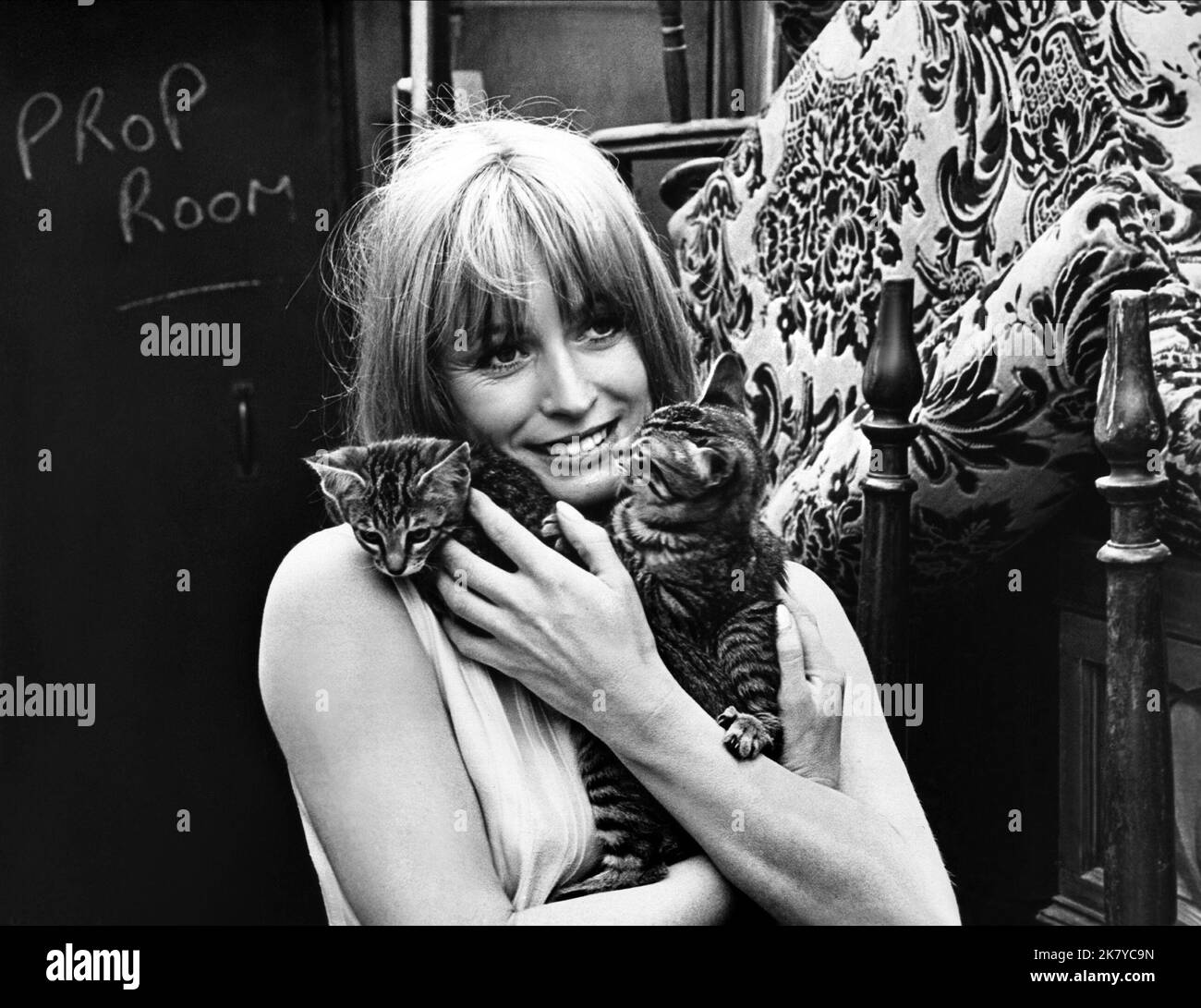 Suzy Kendall Film Up the Junction (1967) Regie: Peter Collinson 25. Januar 1968 **WARNUNG** dieses Foto ist nur für redaktionelle Zwecke bestimmt und unterliegt dem Urheberrecht von BHE Films und/oder dem von der Film- oder Produktionsgesellschaft beauftragten Fotografen und kann nur durch Veröffentlichungen in Verbindung mit der Promotion des obigen Films reproduziert werden. Es ist eine obligatorische Gutschrift für BHE Films erforderlich. Der Fotograf sollte ebenfalls angerechnet werden, wenn er bekannt ist. Ohne schriftliche Genehmigung der Film Company kann keine kommerzielle Nutzung gewährt werden. Stockfoto