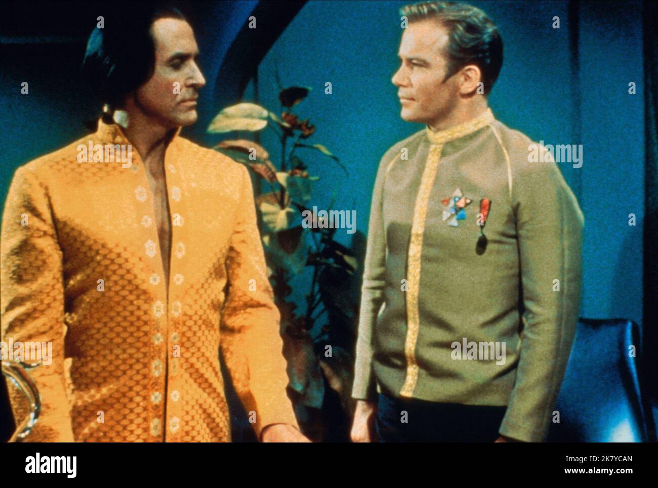 Ricardo Montalban & William Shatner Television: Star Trek (TV-Serie) Charaktere: Khan, Captain James T. Kirk USA 1966-1969, / Folge 1,22: 'Space Seed' (USA 1967, Dir. Marc Daniels) / Star Trek: The Original Series / TOS 08 September 1966 **WARNUNG** Dieses Foto ist nur für den redaktionellen Gebrauch bestimmt und unterliegt dem Copyright von PARAMOUNT und/oder des Fotografen, der von der Film- oder Produktionsfirma beauftragt wurde, und kann nur von Publikationen im Zusammenhang mit der Bewerbung des oben genannten Films reproduziert werden. Eine obligatorische Gutschrift an PARAMOUNT ist erforderlich. Der Fotograf sollte auch bei Bekanntwerden des Fotos gutgeschrieben werden. Keine Kommune Stockfoto