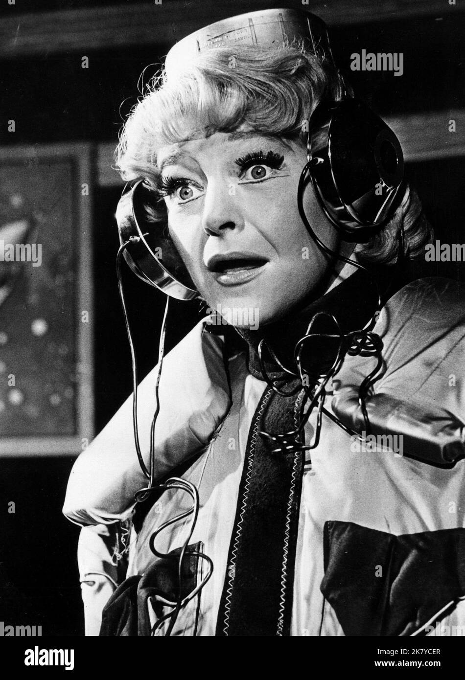 Dora Bryan Television: Six of One: Musical (1962) 25. September 1963 **WARNUNG** dieses Foto ist nur für redaktionelle Zwecke bestimmt und unterliegt dem Urheberrecht von ITV und/oder dem Fotografen, der von der Film- oder Produktionsgesellschaft beauftragt wurde, und kann nur durch Veröffentlichungen in Verbindung mit der Werbung für den obigen Film reproduziert werden. Eine obligatorische Gutschrift für ITV ist erforderlich. Der Fotograf sollte ebenfalls angerechnet werden, wenn er bekannt ist. Ohne schriftliche Genehmigung der Film Company kann keine kommerzielle Nutzung gewährt werden. Stockfoto