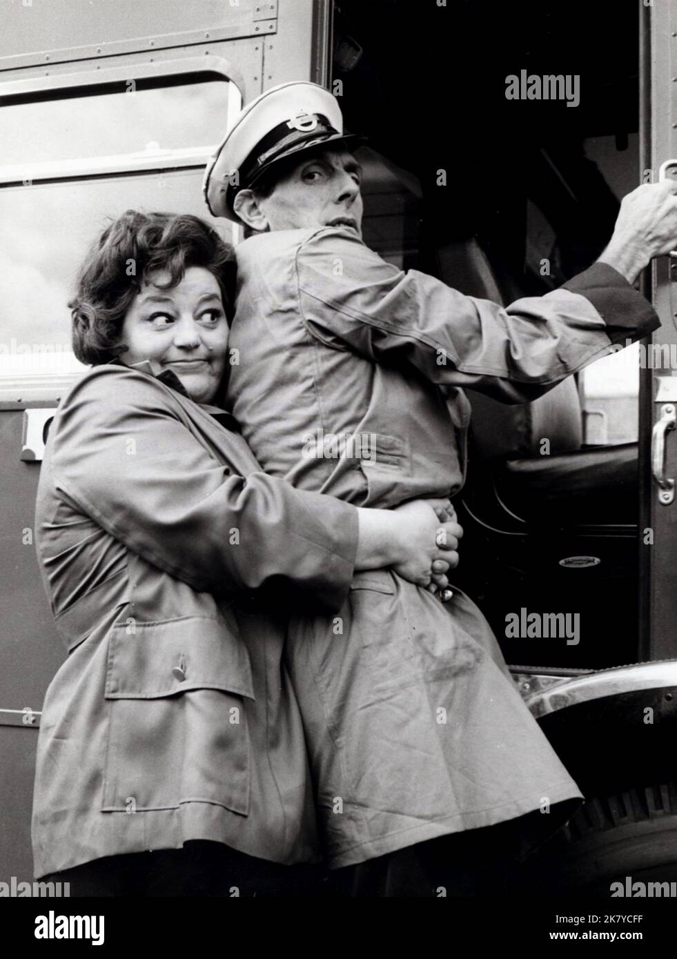 Hattie Jacques & Eric Sykes Television: Sykes and A following (1964) 26 June 1963 **WARNUNG** Dieses Foto ist nur für den redaktionellen Gebrauch bestimmt und unterliegt dem Copyright der Filmgesellschaft und/oder des Fotografen, der von der Film- oder Produktionsgesellschaft beauftragt wurde, und kann nur durch Publikationen im Zusammenhang mit der Bewerbung des oben genannten Films reproduziert werden. Eine obligatorische Gutschrift an die Filmgesellschaft ist erforderlich. Der Fotograf sollte auch bei Bekanntwerden des Fotos gutgeschrieben werden. Ohne schriftliche Genehmigung der Film Company kann keine kommerzielle Nutzung gewährt werden. Stockfoto