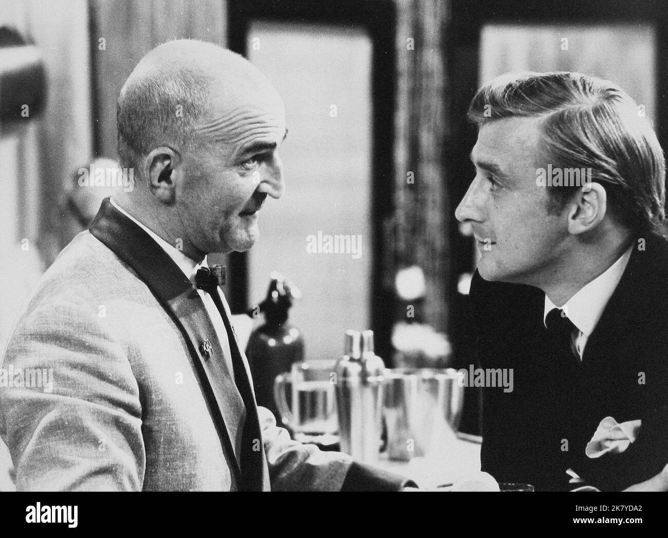 Jerold Wells & Philip Bond Television: 199 Park Lane (1968) 19. Juli 1965 **WARNUNG** dieses Foto ist nur für redaktionelle Zwecke bestimmt und unterliegt dem Copyright von BBC und/oder dem Fotografen, der von der Film- oder Produktionsgesellschaft beauftragt wurde. Es kann nur durch Veröffentlichungen in Verbindung mit der Werbung für den oben genannten Film reproduziert werden. Eine obligatorische Gutschrift an die BBC ist erforderlich. Der Fotograf sollte ebenfalls angerechnet werden, wenn er bekannt ist. Ohne schriftliche Genehmigung der Film Company kann keine kommerzielle Nutzung gewährt werden. Stockfoto