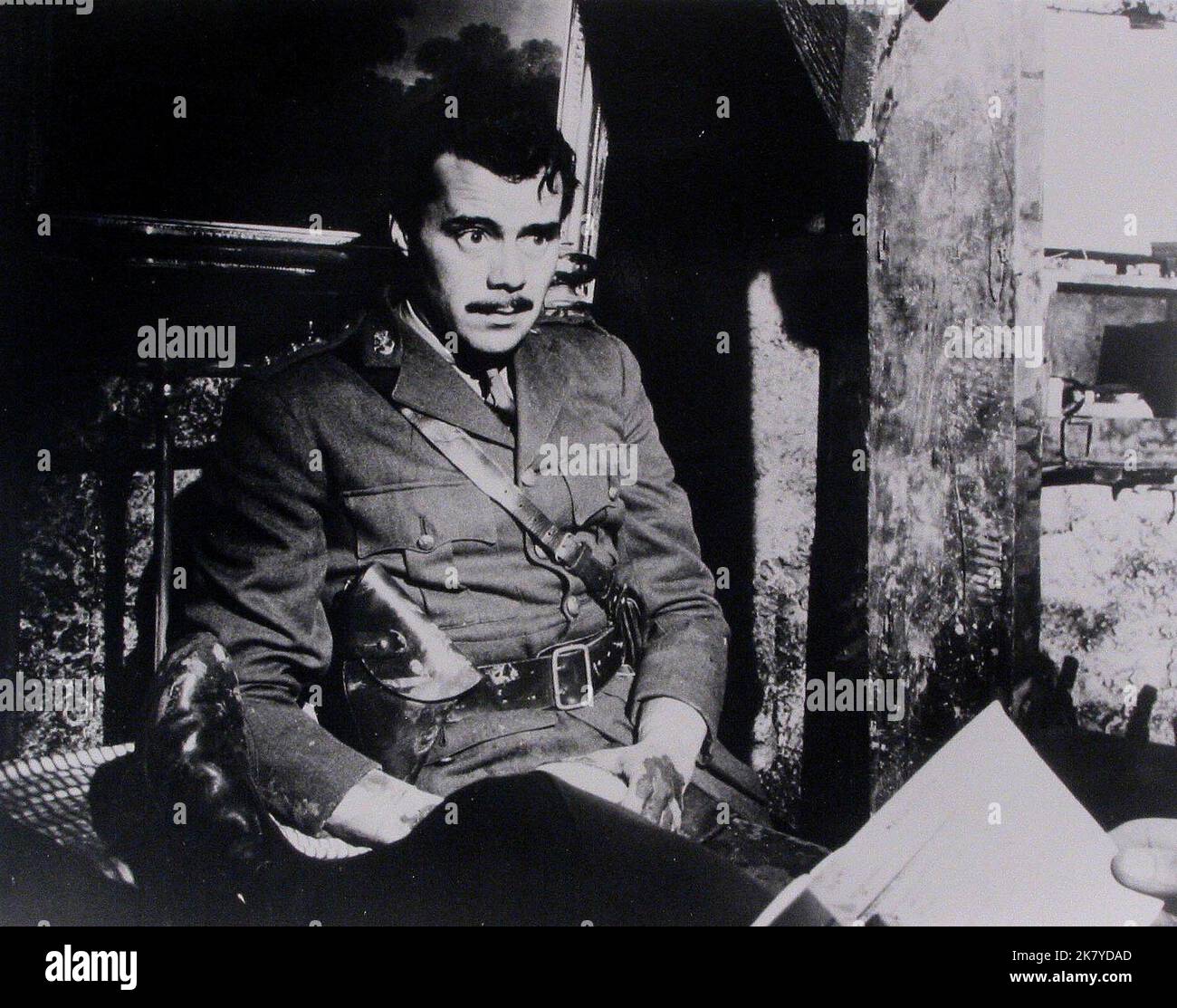 Dirk Bogarde Film: King & Country (1969) Charaktere: Capt. Hargreaves Regie: Joseph Losey 05. September 1964 **WARNUNG** Dieses Foto ist nur für redaktionelle Zwecke bestimmt und unterliegt dem Copyright der WARNER-PATHE-DISTRIBUTOREN und/oder des Fotografen, der von der Film- oder Produktionsfirma beauftragt wurde, und kann nur von Publikationen im Zusammenhang mit der Bewerbung des oben genannten Films reproduziert werden. Eine obligatorische Gutschrift an WARNER-PATHE-DISTRIBUTOREN ist erforderlich. Der Fotograf sollte auch bei Bekanntwerden des Fotos gutgeschrieben werden. Ohne schriftliche Genehmigung der Film Company kann keine kommerzielle Nutzung gewährt werden. Stockfoto