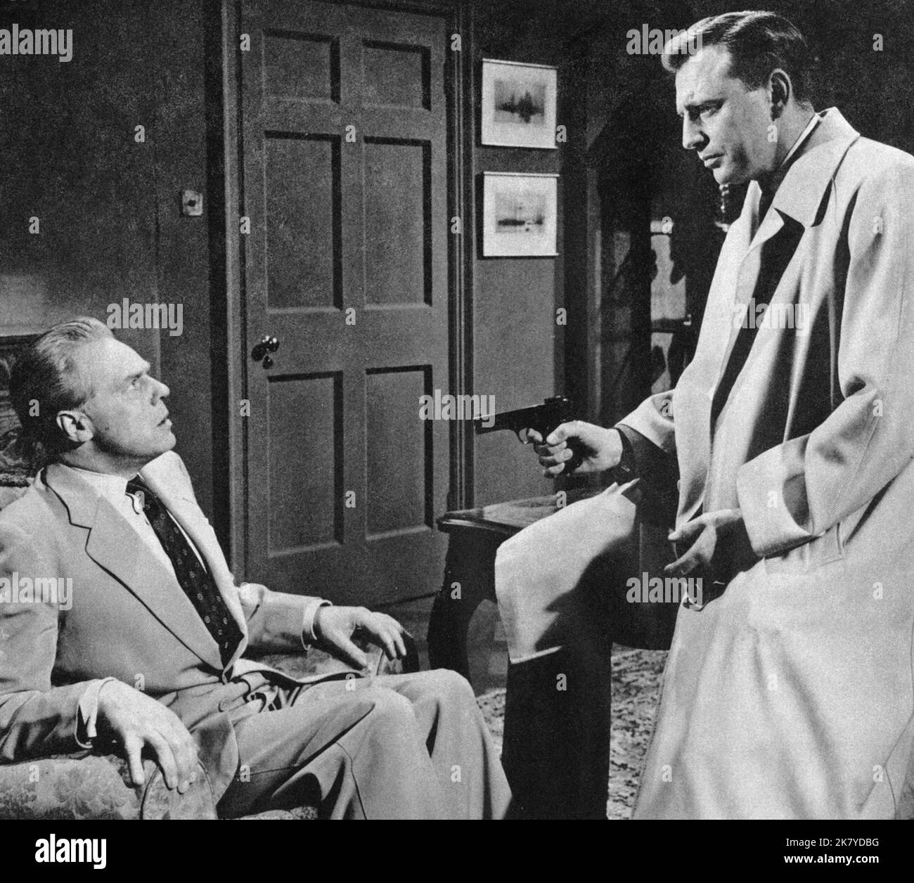 Marius Goring & William Lucas Film: The Devil'S Daffodil (1967) Charaktere: Oliver Milburgh & Jack Tarling (englische Version) Regie: Akos Rathonyi 01 May 1961 **WARNUNG** Dieses Foto ist nur für redaktionelle Zwecke bestimmt und unterliegt dem Copyright von RIALTO FILM und/oder des Fotografen, der von der Film- oder Produktionsfirma beauftragt wurde, und kann nur von Publikationen im Zusammenhang mit der Bewerbung des oben genannten Films reproduziert werden. Eine obligatorische Gutschrift für DEN RIALTO-FILM ist erforderlich. Der Fotograf sollte auch bei Bekanntwerden des Fotos gutgeschrieben werden. Ohne schriftliche Genehmigung der Film Company kann keine kommerzielle Nutzung gewährt werden. Stockfoto