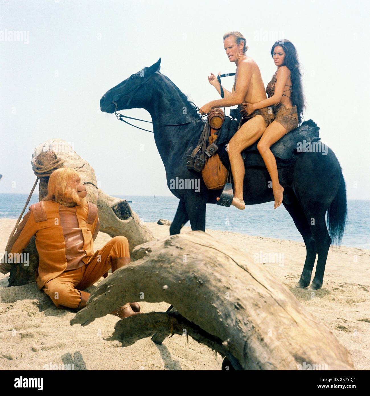 Maurice Evans, Charlton Heston & Linda Harrison Film: Planet der Affen (USA 1968) Charaktere: Dr. Zaius,George Taylor & Nova Regie: Franklin J. Schaffner 08 February 1968 **WARNUNG** Dieses Foto ist nur für den redaktionellen Gebrauch bestimmt und unterliegt dem Copyright von 20. CENTURY FOX und/oder des Fotografen, der von der Film- oder Produktionsfirma beauftragt wurde, und kann nur durch Publikationen im Zusammenhang mit der Bewerbung des oben genannten Films reproduziert werden. Eine obligatorische Gutschrift an 20. CENTURY FOX ist erforderlich. Der Fotograf sollte auch bei Bekanntwerden des Fotos gutgeschrieben werden. Ohne schriftliche Genehmigung kann keine kommerzielle Nutzung gewährt werden Stockfoto