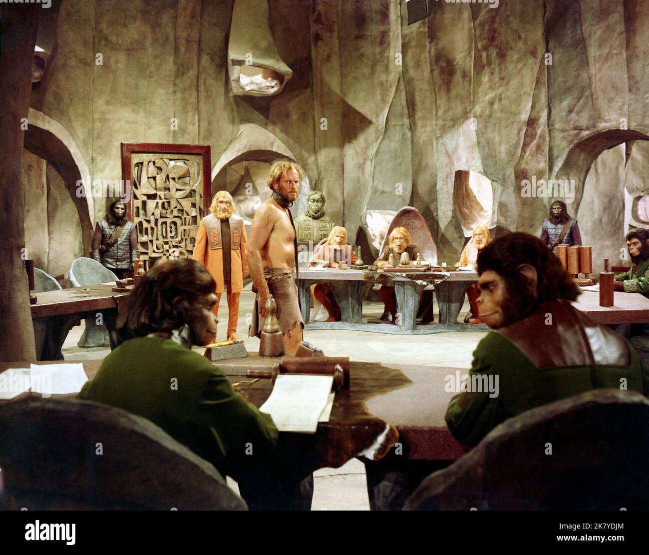 Kim Hunter, Maurice Evans, Charlton Heston & Roddy McDowall Film: Planet der Affen (USA 1968) Charaktere: Zira,Dr. Zaius, George Taylor & Cornelius Regie: Franklin J. Schaffner 08 February 1968 **WARNUNG** Dieses Foto ist nur für den redaktionellen Gebrauch bestimmt und unterliegt dem Copyright von 20. CENTURY FOX und/oder des Fotografen, der von der Film- oder Produktionsfirma beauftragt wurde, und kann nur durch Publikationen im Zusammenhang mit der Bewerbung des oben genannten Films reproduziert werden. Eine obligatorische Gutschrift an 20. CENTURY FOX ist erforderlich. Der Fotograf sollte auch bei Bekanntwerden des Fotos gutgeschrieben werden. Es kann keine kommerzielle Nutzung gewährt werden Stockfoto