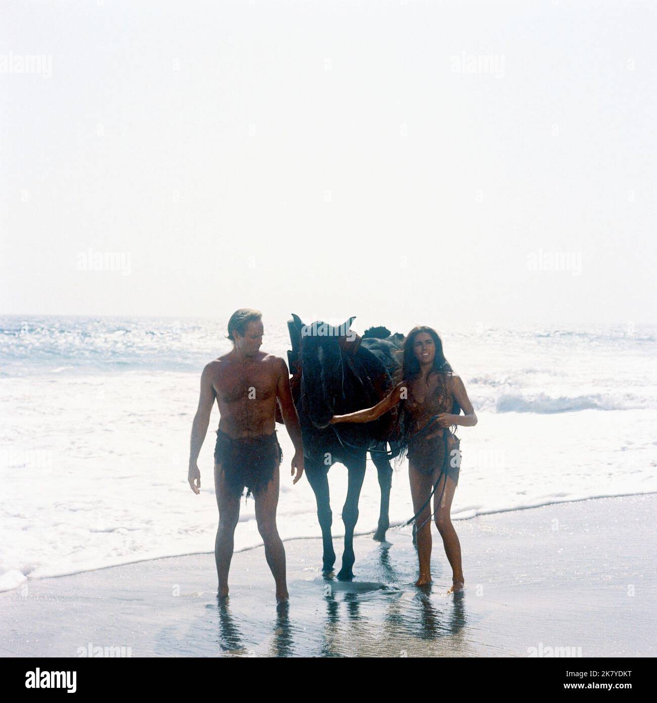 Charlton Heston & Linda Harrison Film: Planet der Affen (USA 1968) Charaktere: George Taylor & Nova Regie: Franklin J. Schaffner 08 February 1968 **WARNUNG** Dieses Foto ist nur für den redaktionellen Gebrauch bestimmt und unterliegt dem Copyright von 20. CENTURY FOX und/oder des Fotografen, der von der Film- oder Produktionsfirma beauftragt wurde, und kann nur durch Publikationen im Zusammenhang mit der Bewerbung des oben genannten Films reproduziert werden. Eine obligatorische Gutschrift an 20. CENTURY FOX ist erforderlich. Der Fotograf sollte auch bei Bekanntwerden des Fotos gutgeschrieben werden. Ohne schriftliche Genehmigung der Film Company kann keine kommerzielle Nutzung gewährt werden. Stockfoto