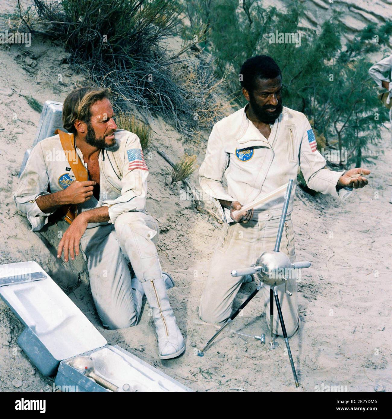 Charlton Heston & Jeff Burton Film Planet der Affen (USA 1968) Charaktere: George Taylor & Dodge Regisseur: Franklin J. Schaffner 08. Februar 1968 **WARNUNG** dieses Foto ist nur für redaktionelle Zwecke bestimmt und unterliegt dem Copyright von 20TH CENTURY FOX und/oder dem Fotografen, der von der Film or Production Company zugewiesen wurde. Es kann nur durch Veröffentlichungen in Verbindung mit der Werbung für den oben genannten Film reproduziert werden. Eine obligatorische Gutschrift für 20TH CENTURY FOX ist erforderlich. Der Fotograf sollte ebenfalls angerechnet werden, wenn er bekannt ist. Ohne schriftliche Genehmigung der Film Company kann keine kommerzielle Nutzung gewährt werden. Stockfoto