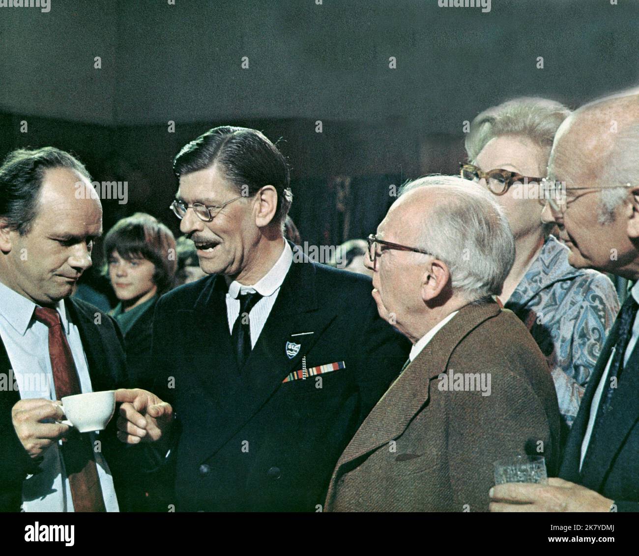 Richard Davies, Deryck Guyler, Eric Chitty, Joan Sanderson, Noel Howlett Film: Please Sir! (1968) Charaktere: Mr. Price,Norman Potter,,Doris Ewell,Mr. Cromwell Director: Mark Stuart 11 November 1968 **WARNUNG** Dieses Foto ist nur für den redaktionellen Gebrauch bestimmt und unterliegt dem Copyright der LWT und/oder des Fotografen, der von der Film- oder Produktionsfirma beauftragt wurde, und kann nur durch Publikationen im Zusammenhang mit der Bewerbung des oben genannten Films reproduziert werden. Eine obligatorische Gutschrift an LWT ist erforderlich. Der Fotograf sollte auch bei Bekanntwerden des Fotos gutgeschrieben werden. Eine kommerzielle Nutzung kann ohne schriftliche Genehmigung fr Stockfoto
