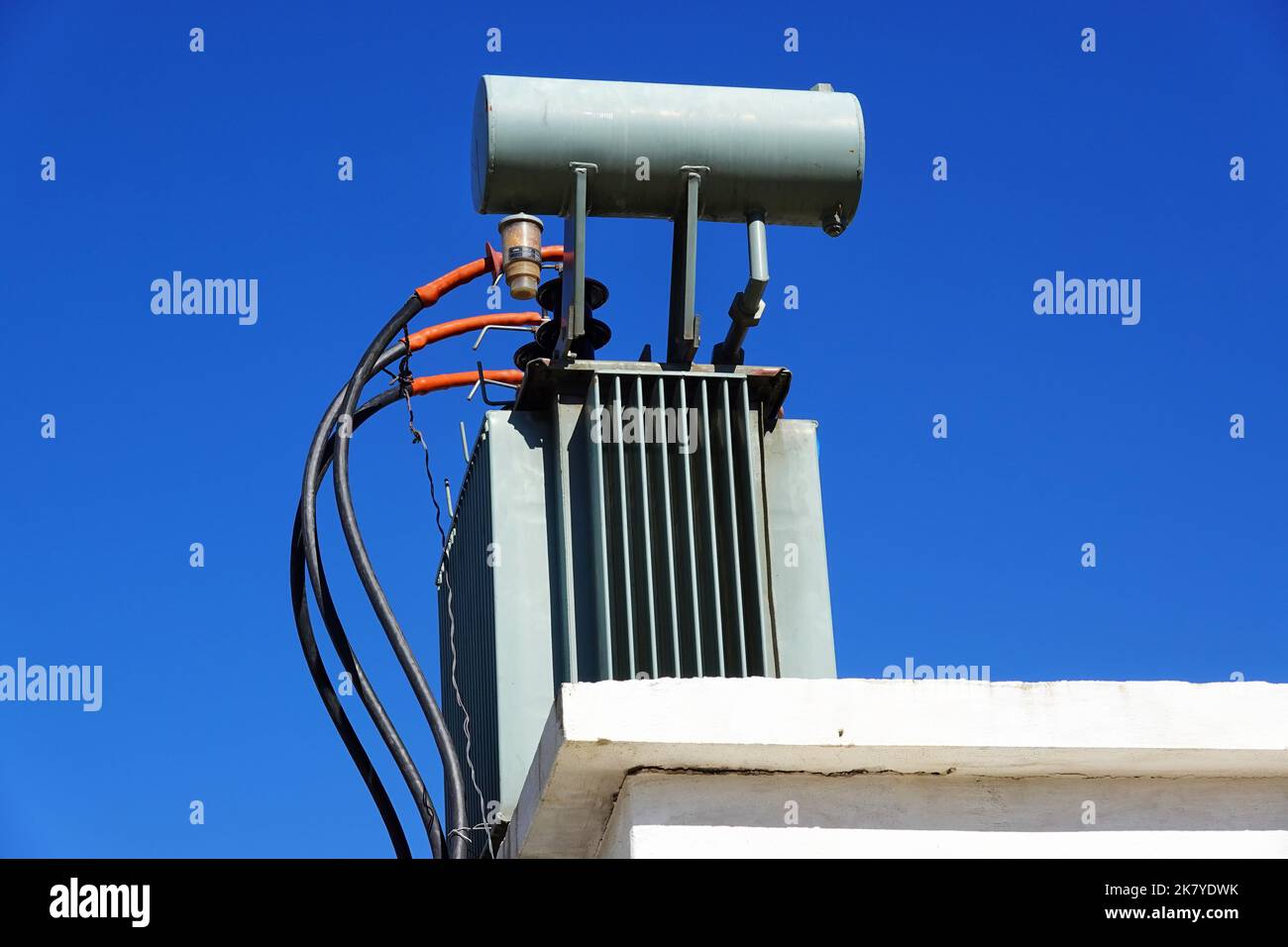 Dreiphasiger elektrischer Leistungstransformator, Ksamil, Republik Albanien Stockfoto