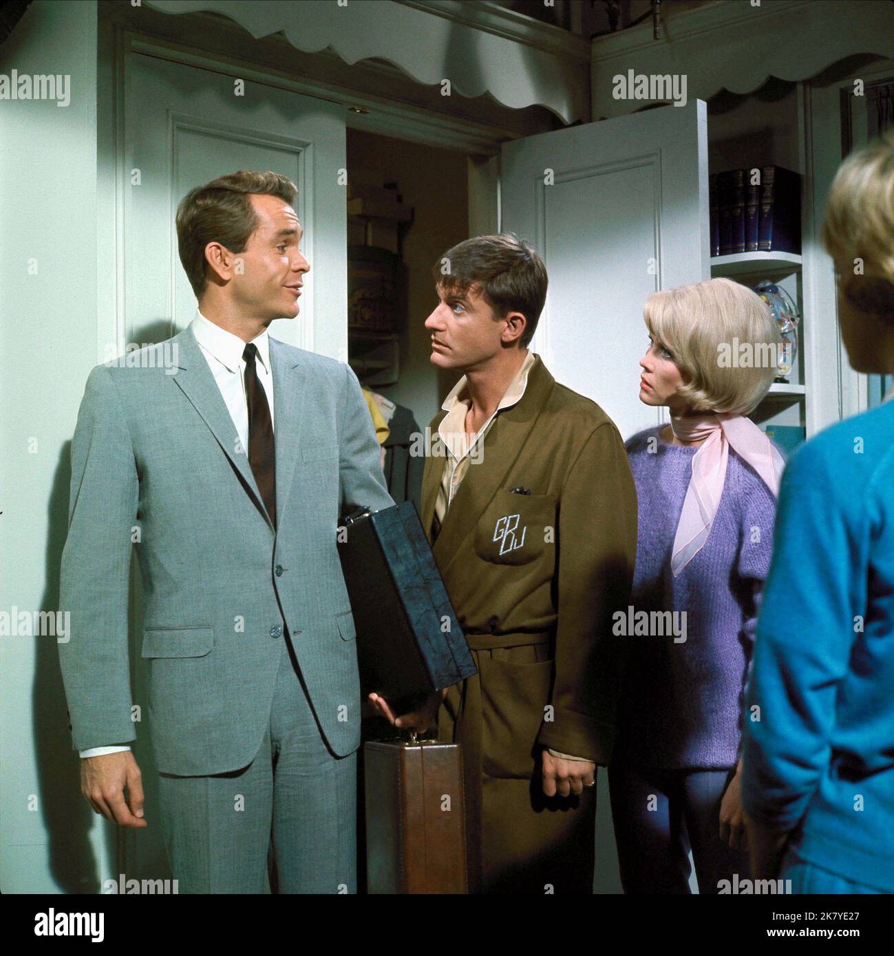 Dean Jones, Roddy Mcdowall & Dorothy Procine Film: That Darn Cat! (1967) Charaktere: Zeke Kelso,Gregory Benson & Ingrid Randall Regie: Robert Stevenson 02 December 1965 **WARNUNG** Dieses Foto ist nur für redaktionelle Zwecke bestimmt und unterliegt dem Copyright von DISNEY und/oder dem von der Film- oder Produktionsfirma beauftragten Fotografen.Es kann nur von Publikationen im Zusammenhang mit der Bewerbung des oben genannten Films reproduziert werden. Eine obligatorische Gutschrift an DISNEY ist erforderlich. Der Fotograf sollte auch bei Bekanntwerden des Fotos gutgeschrieben werden. Ohne schriftliche Genehmigung der Film Company kann keine kommerzielle Nutzung gewährt werden. Stockfoto