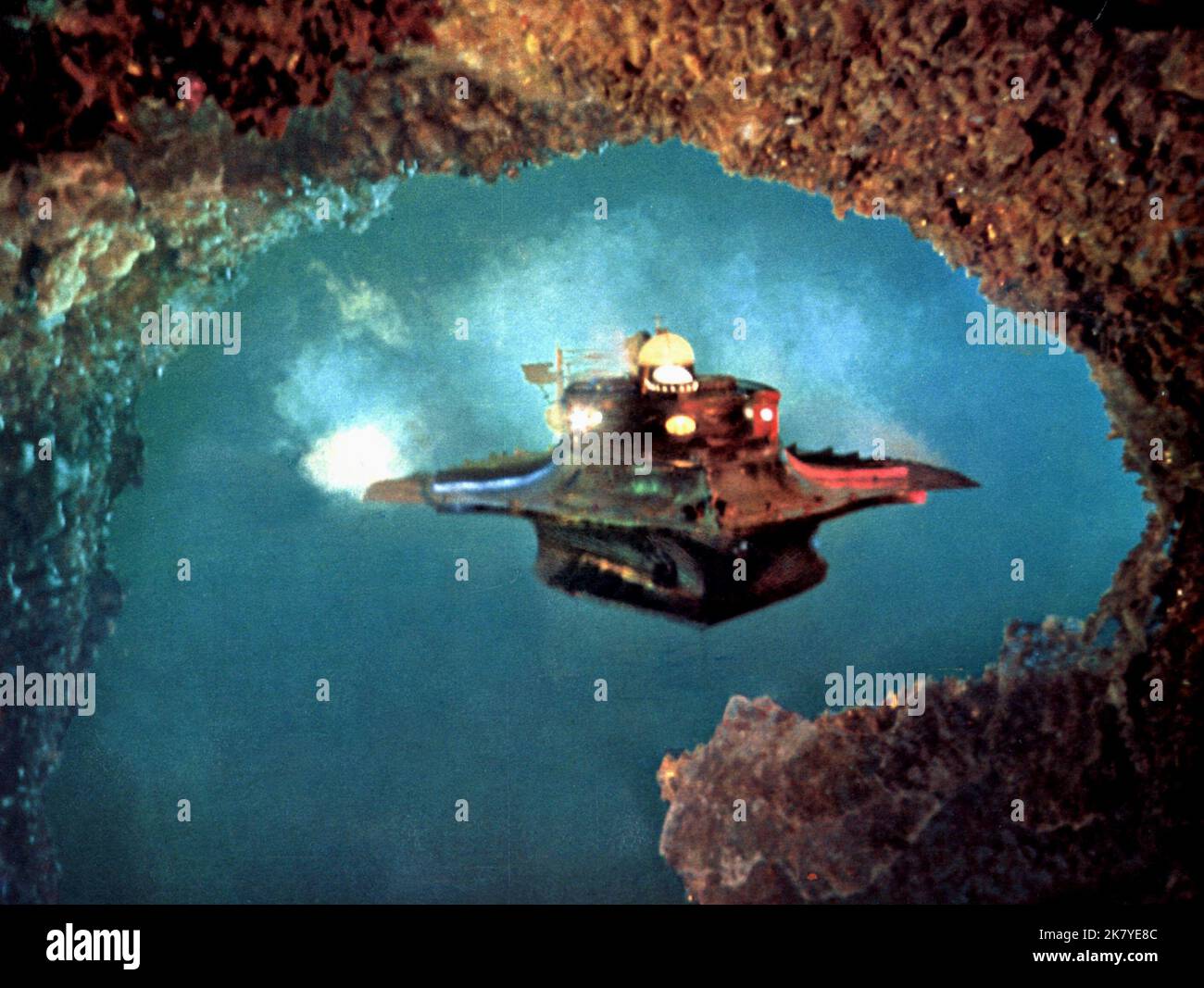 Captain Nemo's Submarine Film Captain Nemo and the Underwater City (1969) Regie: James Hill 01. Dezember 1969 **WARNUNG** dieses Foto ist nur für redaktionelle Zwecke bestimmt und unterliegt dem Urheberrecht von MGM und/oder dem Fotografen, der von der Film or Production Company beauftragt wurde und kann nur durch Veröffentlichungen in Verbindung mit der Werbung für den oben genannten Film reproduziert werden. Eine obligatorische Gutschrift an MGM ist erforderlich. Der Fotograf sollte ebenfalls angerechnet werden, wenn er bekannt ist. Ohne schriftliche Genehmigung der Film Company kann keine kommerzielle Nutzung gewährt werden. Stockfoto