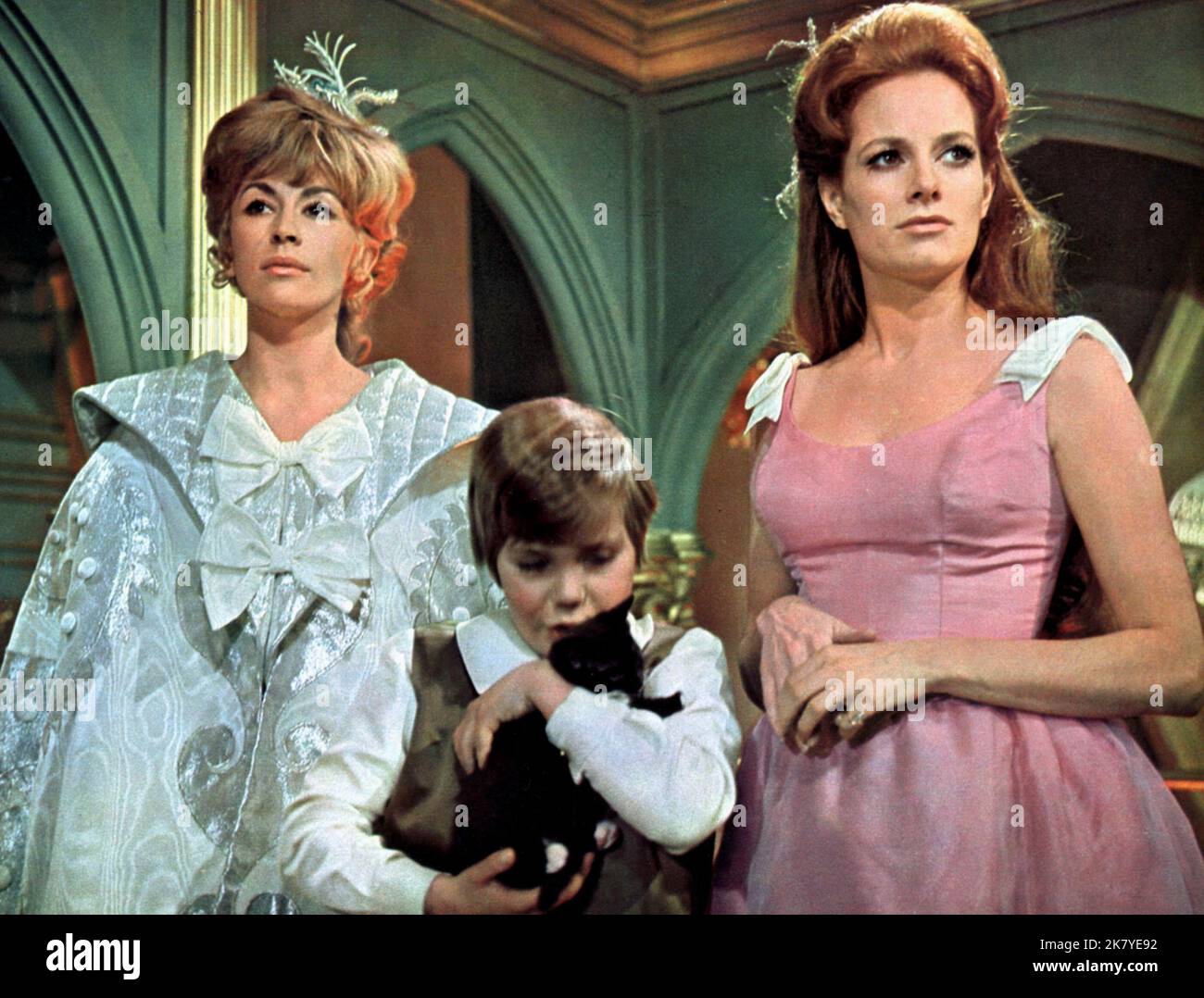 Nanette Newman & Luciana Paluzzi Film Captain Nemo and the Underwater City (1969) Charaktere: Helena Beckett & Mala Regie: James Hill 01. Dezember 1969 **WARNUNG** dieses Foto ist nur für redaktionelle Zwecke bestimmt und unterliegt dem Copyright von MGM und/oder dem Fotografen, der von der Film- oder Produktionsgesellschaft zugewiesen wurde. Es kann nur durch Veröffentlichungen in Verbindung mit der Werbung für den oben genannten Film reproduziert werden. Eine obligatorische Gutschrift an MGM ist erforderlich. Der Fotograf sollte ebenfalls angerechnet werden, wenn er bekannt ist. Ohne schriftliche Genehmigung der Film Company kann keine kommerzielle Nutzung gewährt werden. Stockfoto