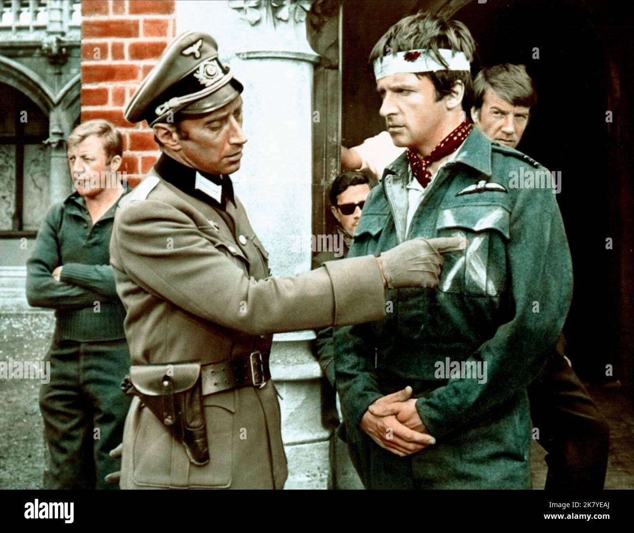 Vladek Sheybal, David Buck & Bryan Marshall Film: Mosquito Sqadron (1969) Charaktere: Lieutenant Schack,Sqn. Ldr. David „Scotty“ Scott & Sqn. Ldr. Neale Regie: Boris Sagal 22 August 1969 **WARNUNG** Dieses Foto ist nur für den redaktionellen Gebrauch bestimmt und unterliegt dem Copyright von UNITED ARISTS und/oder dem Fotografen, der von der Film- oder Produktionsfirma beauftragt wurde und kann nur durch Publikationen im Zusammenhang mit der Bewerbung des oben genannten Films reproduziert werden. Eine obligatorische Gutschrift an UNITED ARISTS ist erforderlich. Der Fotograf sollte auch bei Bekanntwerden des Fotos gutgeschrieben werden. Ohne schriftliche A kann keine kommerzielle Nutzung gewährt werden Stockfoto