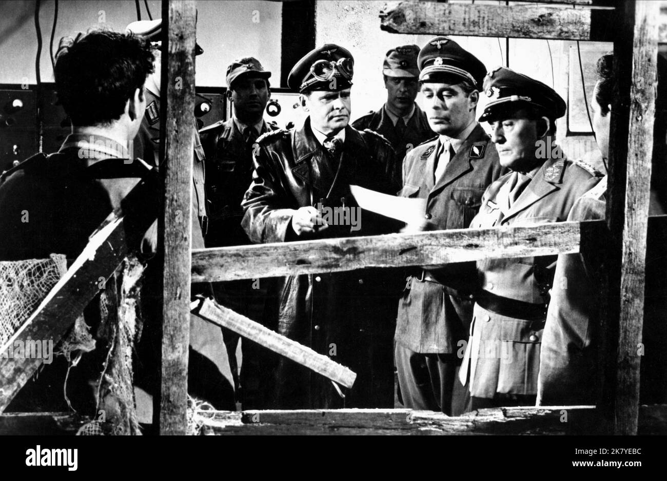 Szene mit Albert Levine Film: Foxhole in Cairo (UK 1960) Charaktere: MIT / Literaturverfilmung (nach dem Buch von Leonard Mosley) Regie: John Llewellyn Moxey 04 October 1960 **WARNUNG** Dieses Foto ist nur für den redaktionellen Gebrauch bestimmt und unterliegt dem Copyright von OMNIA FILMEN und/oder dem Fotografen, der von der Film- oder Produktionsfirma beauftragt wurde und kann nur durch Publikationen im Zusammenhang mit der Bewerbung des oben genannten Films reproduziert werden. Eine obligatorische Gutschrift für OMNIA-FILME ist erforderlich. Der Fotograf sollte auch bei Bekanntwerden des Fotos gutgeschrieben werden. Ohne schriftliche Genehmigung kann keine kommerzielle Nutzung gewährt werden Stockfoto
