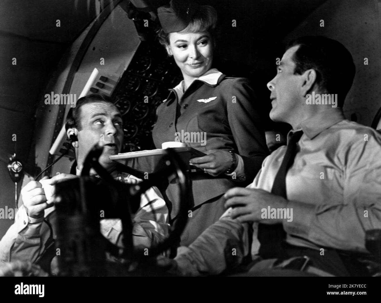 John Bryant, Nancy Hale & Brad Trumbull Film: The Flight That Disappeared (1961) Charaktere: Henry Norton, Pilot,Barbara Nielsen, Stewardess & Jack Peters, Co-Pilot Regie: Reginald Le Borg 01. September 1961 **WARNUNG** Dieses Foto ist nur für den redaktionellen Gebrauch bestimmt und unterliegt dem Copyright von HARVARD und/oder des Fotografen, der von der Film- oder Produktionsfirma beauftragt wurde, und kann nur von Publikationen im Zusammenhang mit der Bewerbung des oben genannten Films reproduziert werden. Eine obligatorische Gutschrift an HARVARD ist erforderlich. Der Fotograf sollte auch bei Bekanntwerden des Fotos gutgeschrieben werden. Ohne w kann keine kommerzielle Nutzung gewährt werden Stockfoto