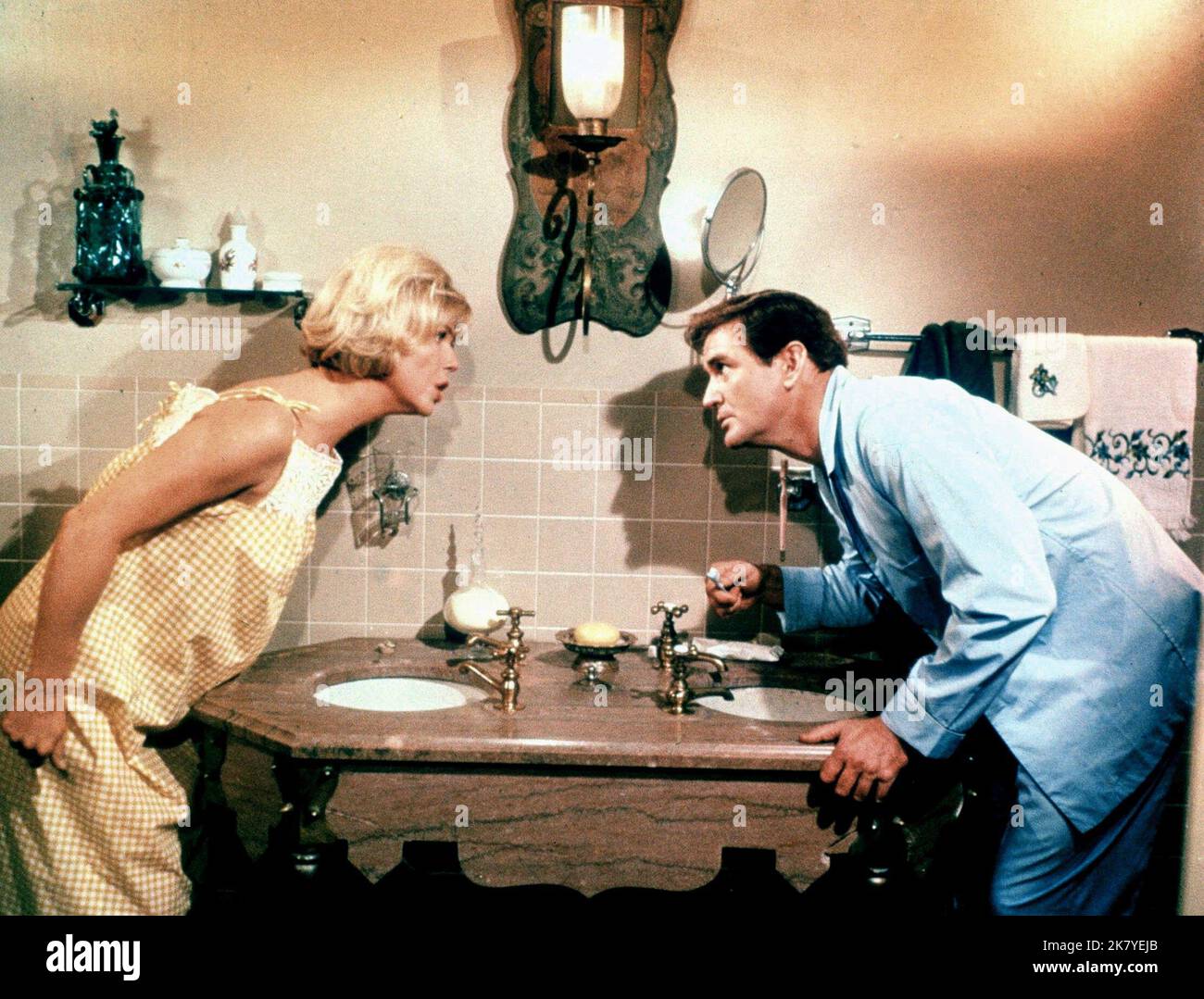 Doris Day & Rod Taylor Film: Don't Disturb (USA 1965) Charaktere: Janet Harper & Mike Harper Regie: Ralph Levy 22 December 1965 **WARNUNG** Dieses Foto ist nur für den redaktionellen Gebrauch bestimmt und unterliegt dem Copyright von 20. CENTURY FOX und/oder des Fotografen, der von der Film- oder Produktionsfirma beauftragt wurde, und kann nur von Publikationen im Zusammenhang mit der Bewerbung des oben genannten Films reproduziert werden. Eine obligatorische Gutschrift an 20. CENTURY FOX ist erforderlich. Der Fotograf sollte auch bei Bekanntwerden des Fotos gutgeschrieben werden. Ohne schriftliche Genehmigung der Film Company kann keine kommerzielle Nutzung gewährt werden. Stockfoto