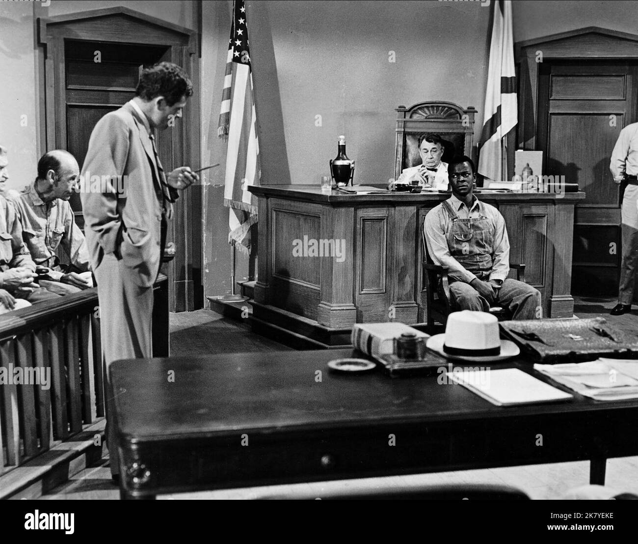 William Windom, Paul Fix & Brock Peters Film: To Kill A Mockingbird (USA 1962) Charaktere: Mr. Gilmer, Ankläger, Richter Taylor & Tom Robinson Regie: Robert Mulligan 25 December 1962 **WARNUNG** Dieses Foto ist nur für den redaktionellen Gebrauch bestimmt und unterliegt dem Copyright von UNIVERSAL und/oder dem Fotografen, der von der Film- oder Produktionsfirma beauftragt wurde und darf nur von Publikationen im Zusammenhang mit der Bewerbung des oben genannten Films reproduziert werden. Eine obligatorische Gutschrift an UNIVERSAL ist erforderlich. Der Fotograf sollte auch bei Bekanntwerden des Fotos gutgeschrieben werden. Eine kommerzielle Nutzung kann ohne schriftliche Genehmigung von nicht gewährt werden Stockfoto