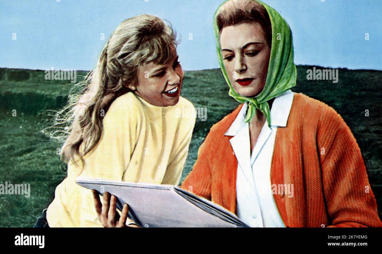 Hayley Mills & Deborah Kerr Film: The Chalk Garden (1964) Charaktere: Laurel & Miss Madrigal Regie: Ronald Neame 21 May 1964 **WARNUNG** Dieses Foto ist nur für redaktionelle Zwecke bestimmt und unterliegt dem Copyright von UNIVERSAL und/oder dem Fotografen, der von der Film- oder Produktionsfirma beauftragt wurde und darf nur von Publikationen im Zusammenhang mit der Bewerbung des oben genannten Films reproduziert werden. Eine obligatorische Gutschrift an UNIVERSAL ist erforderlich. Der Fotograf sollte auch bei Bekanntwerden des Fotos gutgeschrieben werden. Ohne schriftliche Genehmigung der Film Company kann keine kommerzielle Nutzung gewährt werden. Stockfoto