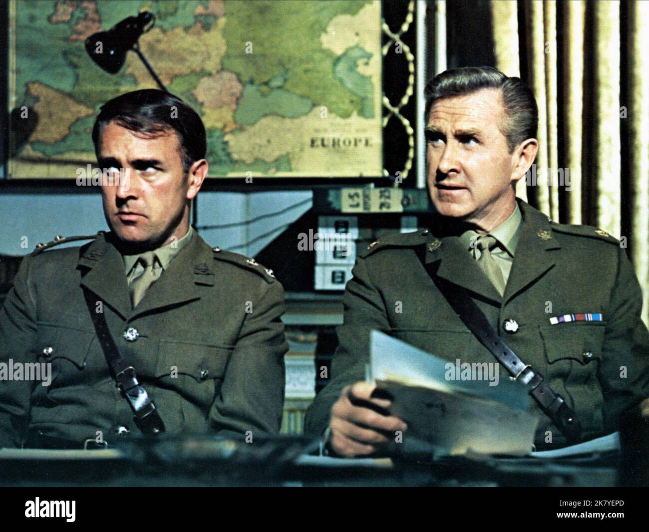 Mark Eden & Lloyd Bridges Film: Angriff Auf Die Eiserne Küste (1965) Charaktere: Korvettenkapitän Donald Kimberly & Major Jamie Wilson Regie: Paul Wendkos 05 June 1968 **WARNUNG** Dieses Foto ist nur für den redaktionellen Gebrauch bestimmt und unterliegt dem Copyright von UNITED ARTISTS und/oder dem Fotografen, der von der Film- oder Produktionsfirma beauftragt wurde und kann nur durch Publikationen im Zusammenhang mit der Bewerbung des oben genannten Films reproduziert werden. Eine obligatorische Gutschrift für UNITED ARTISTS ist erforderlich. Der Fotograf sollte auch bei Bekanntwerden des Fotos gutgeschrieben werden. Eine kommerzielle Nutzung kann ohne schriftliche Genehmigung des nicht gewährt werden Stockfoto