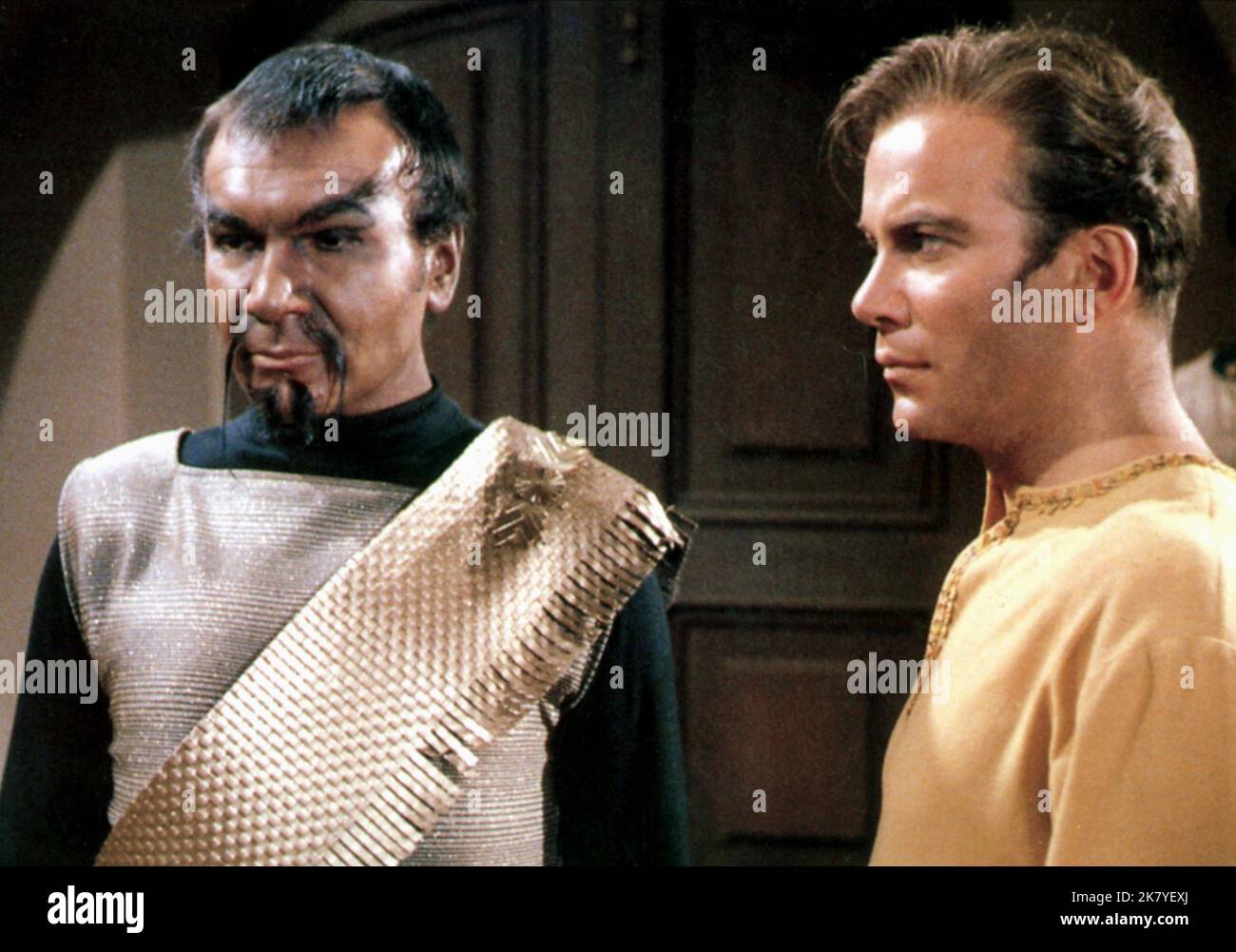 John Colicos & William Shatner Television: Star Trek (TV-Serie) Charaktere: Kor & Captain James T. Kirk USA 1966-1969, / Folge 1,26: 'Errand of Mercy' (USA 1967, Dir: John Newland) / Star Trek: The Original Series / TOS Regie: 08. September 1966 **WARNUNG** Dieses Foto ist nur für redaktionelle Zwecke bestimmt und unterliegt dem Copyright von PARAMOUNT und/oder des Fotografen, der von der Film- oder Produktionsfirma beauftragt wurde, und kann nur von Publikationen im Zusammenhang mit der Bewerbung des oben genannten Films reproduziert werden. Eine obligatorische Gutschrift an PARAMOUNT ist erforderlich. Der Fotograf sollte auch bei kno gutgeschrieben werden Stockfoto