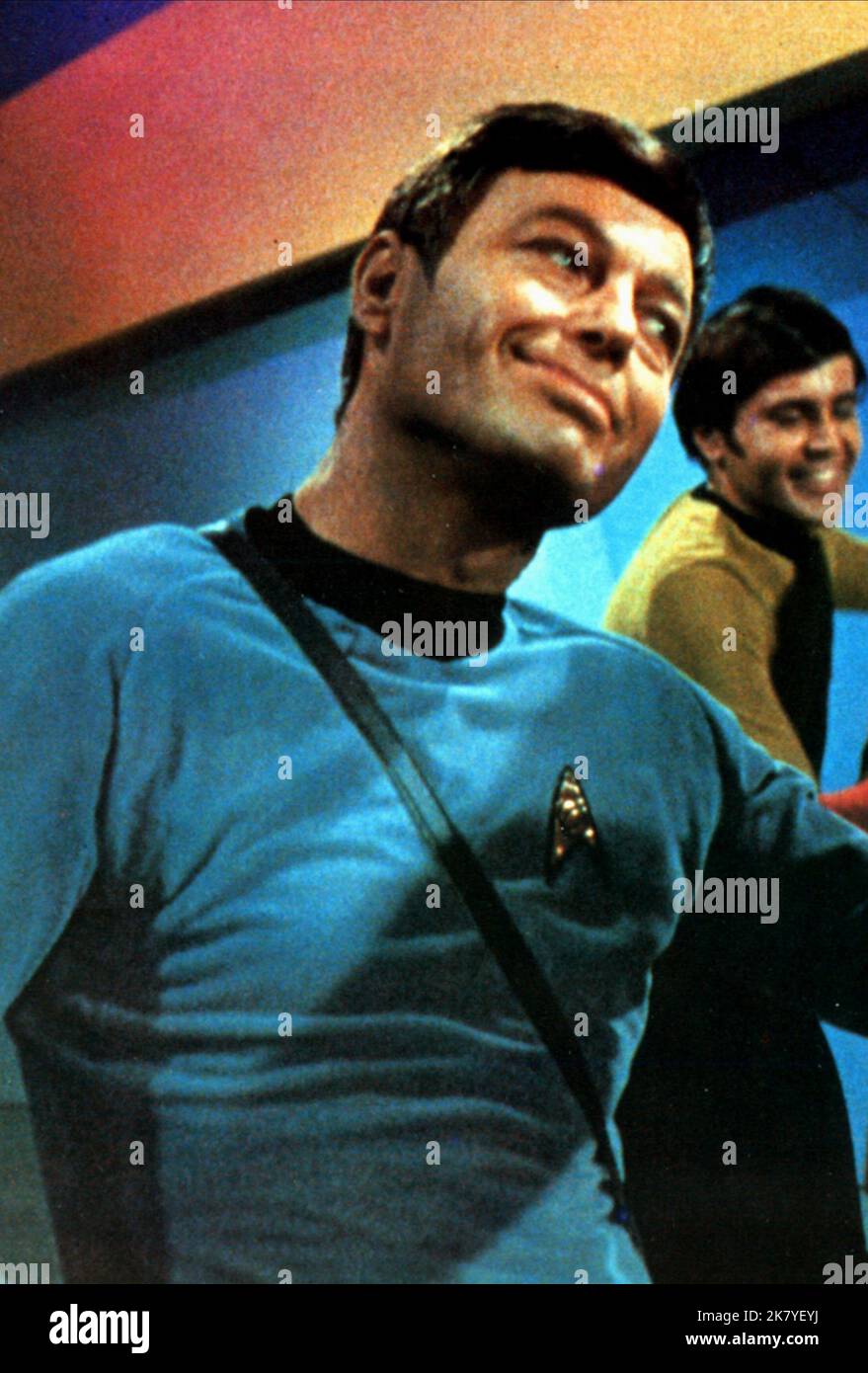 DeForest Kelley & Walter Koenig Fernsehen: Star Trek (TV-Serie) Charaktere: Dr. McCoy, Chekov USA 1966-1969, / Star Trek: The Original Series / TOS 08 September 1966 **WARNUNG** Dieses Foto ist nur für den redaktionellen Gebrauch bestimmt und unterliegt dem Copyright von PARAMOUNT und/oder des Fotografen, der von der Film- oder Produktionsfirma beauftragt wurde, und kann nur von Publikationen im Zusammenhang mit der Bewerbung des oben genannten Films reproduziert werden. Eine obligatorische Gutschrift an PARAMOUNT ist erforderlich. Der Fotograf sollte auch bei Bekanntwerden des Fotos gutgeschrieben werden. Ohne schriftliche Genehmigung der Film Company kann keine kommerzielle Nutzung gewährt werden. Stockfoto