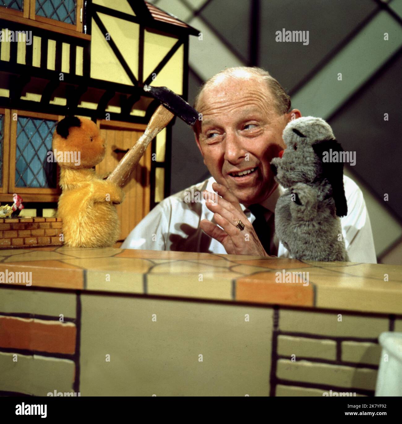 Harry Corbett, Sooty & Sweep Television: The Sooty Show (1967) 01. Mai 1968 **WARNUNG** dieses Foto ist nur für redaktionelle Zwecke bestimmt und unterliegt dem Urheberrecht der Film Company und/oder des von der Film- oder Produktionsgesellschaft beauftragten Fotografen und kann nur durch Veröffentlichungen in Verbindung mit der Werbung für den oben genannten Film reproduziert werden. Es ist eine obligatorische Gutschrift an die Filmgesellschaft erforderlich. Der Fotograf sollte ebenfalls angerechnet werden, wenn er bekannt ist. Ohne schriftliche Genehmigung der Film Company kann keine kommerzielle Nutzung gewährt werden. Stockfoto